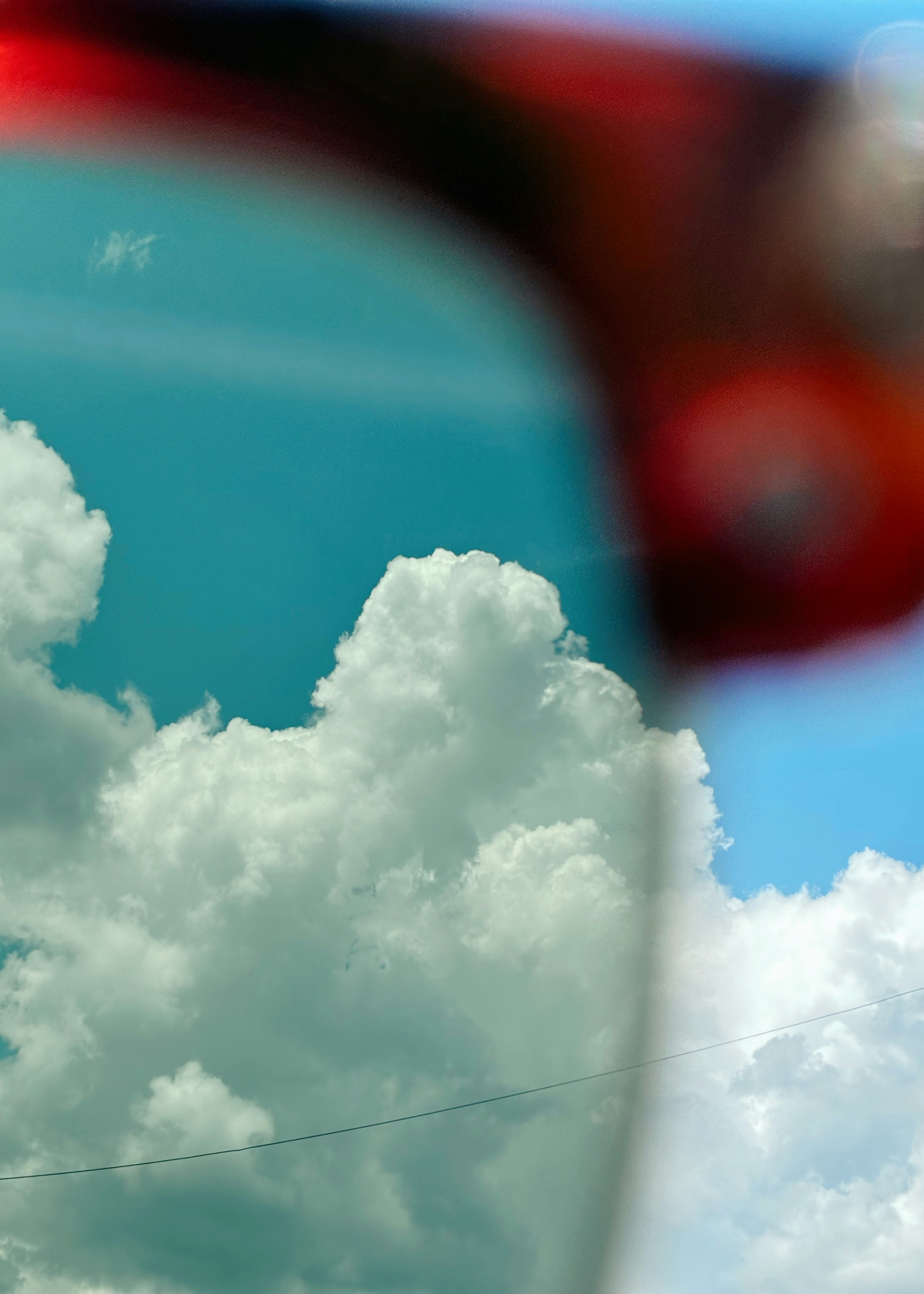 夏空に浮かぶ白い雲と青空