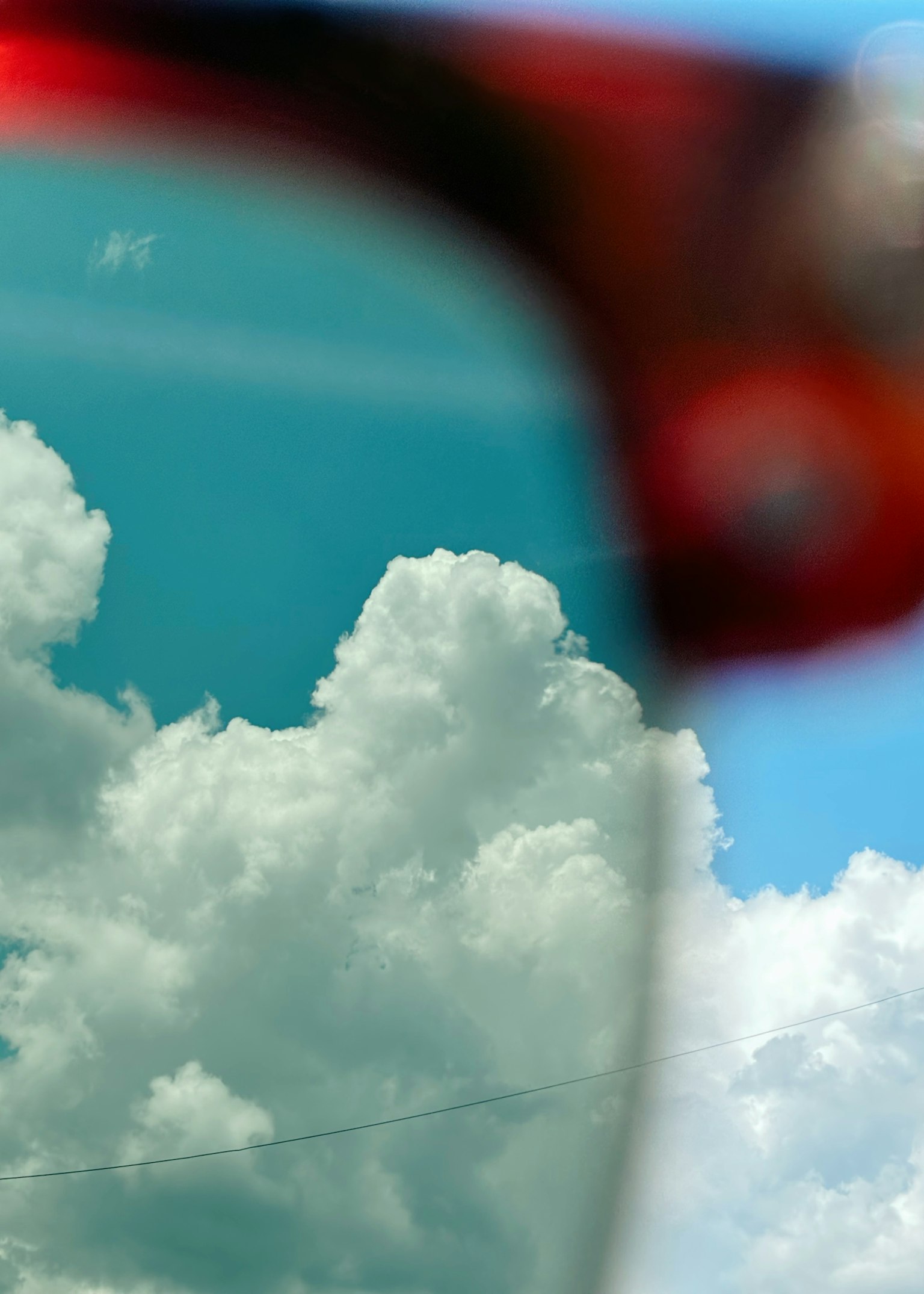Reflexion des blauen Himmels und der weißen Wolken in Sonnenbrillen
