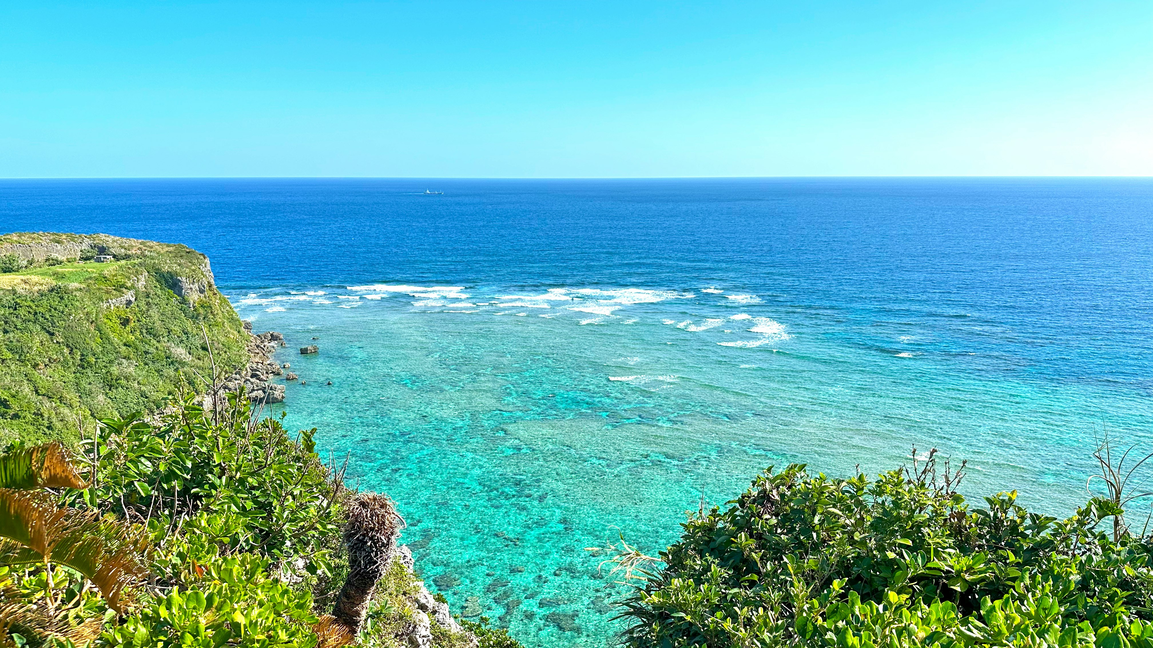 断崖と青い海が広がる海岸の景色