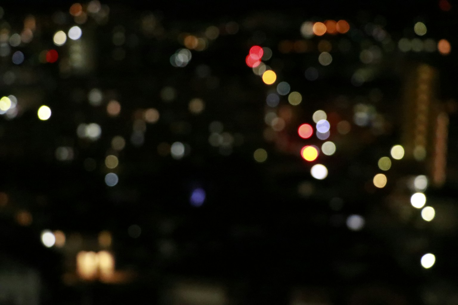 模糊的城市夜景灯光营造出活力氛围