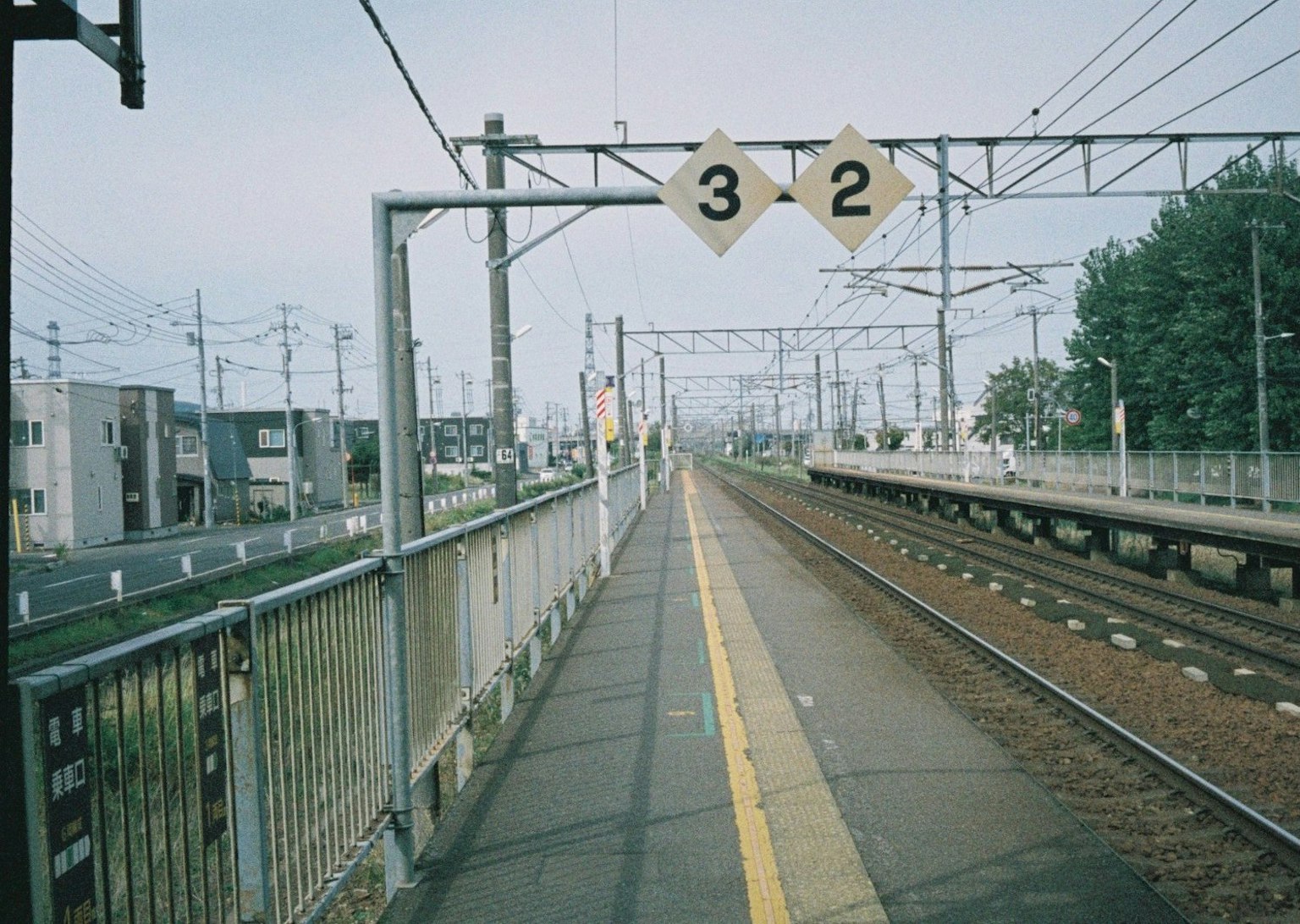 Blick auf einen Bahnsteig mit Gleisen und den Schildern 2 und 3