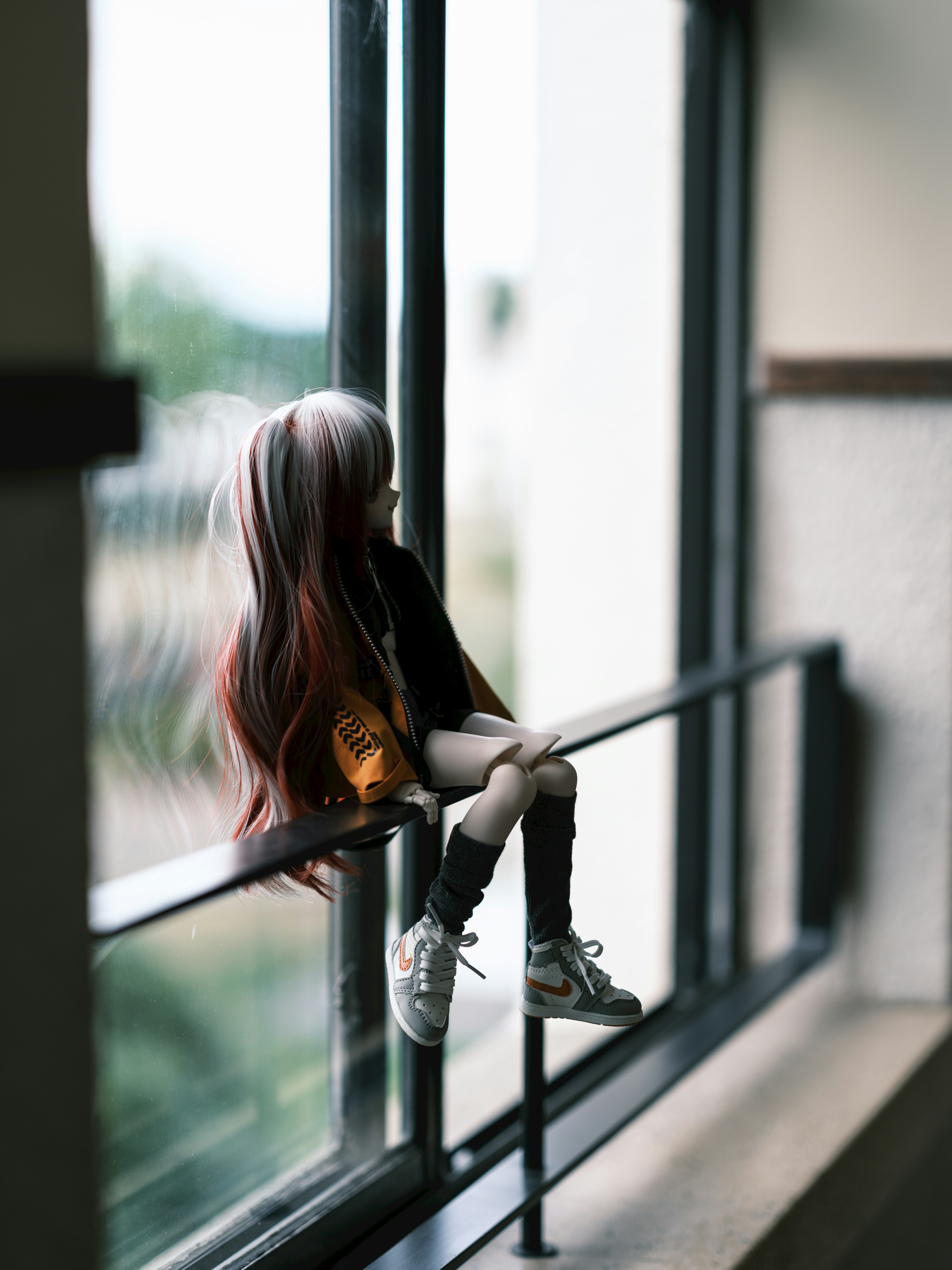 倚靠欄杆望向窗外的女性