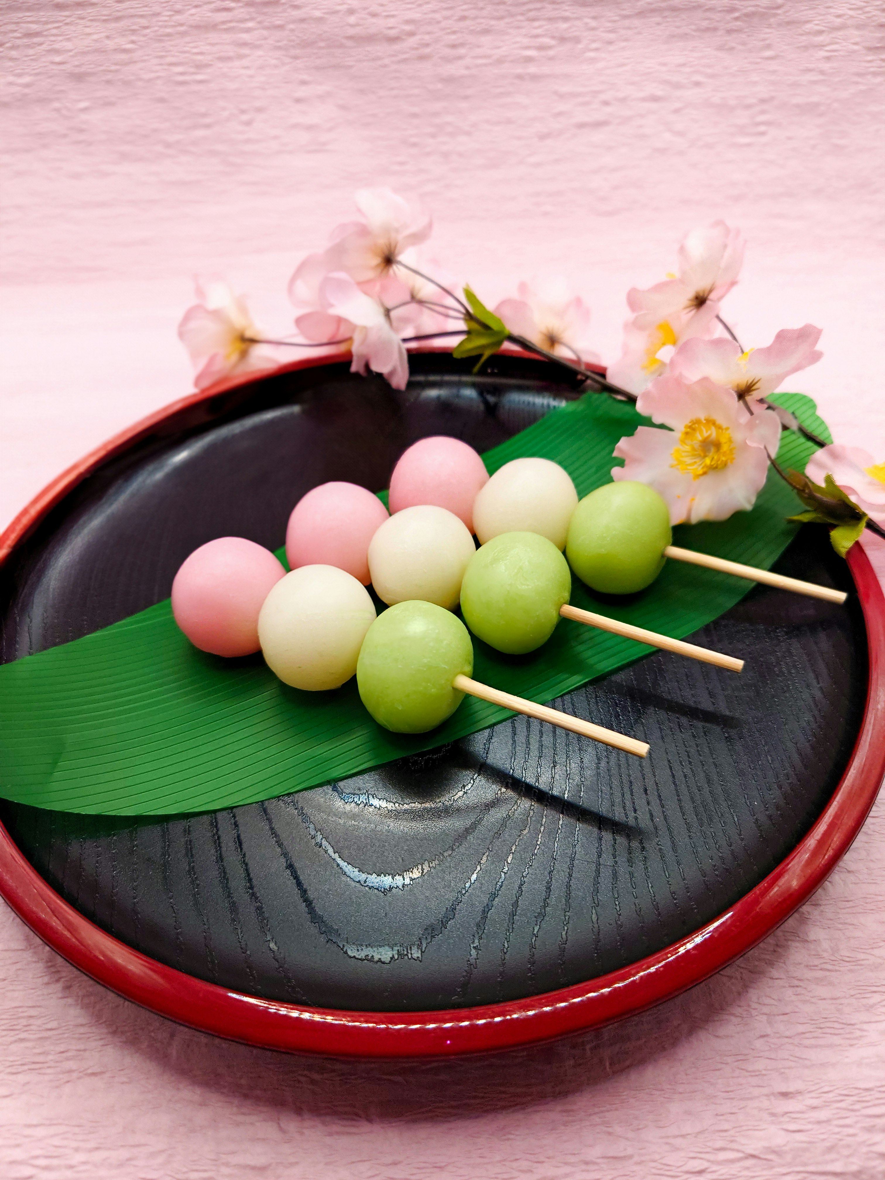 Hidangan manisan Jepang dengan dango dan bunga sakura