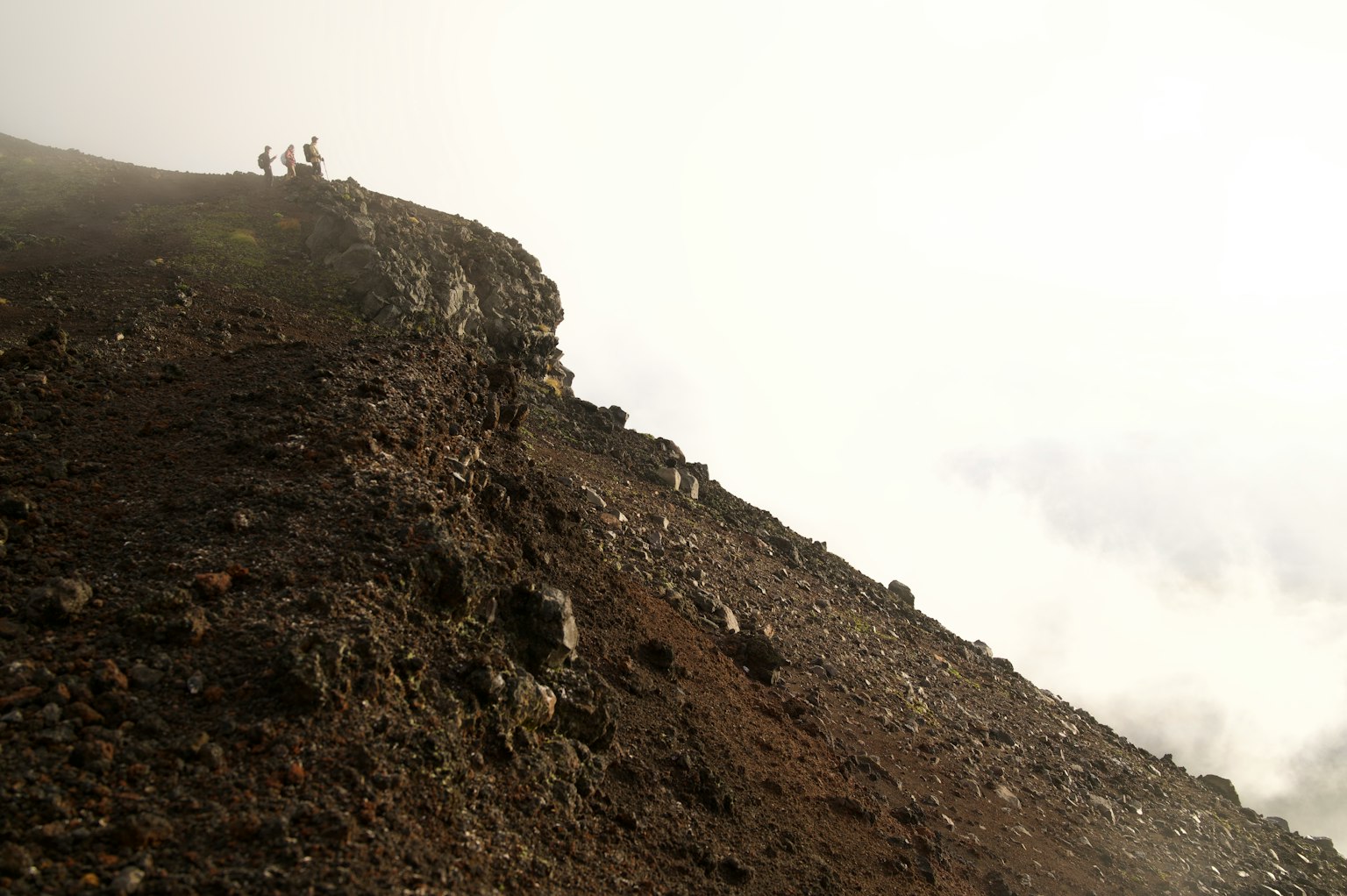 Randonneurs debout sur une crête de montagne dans le brouillard