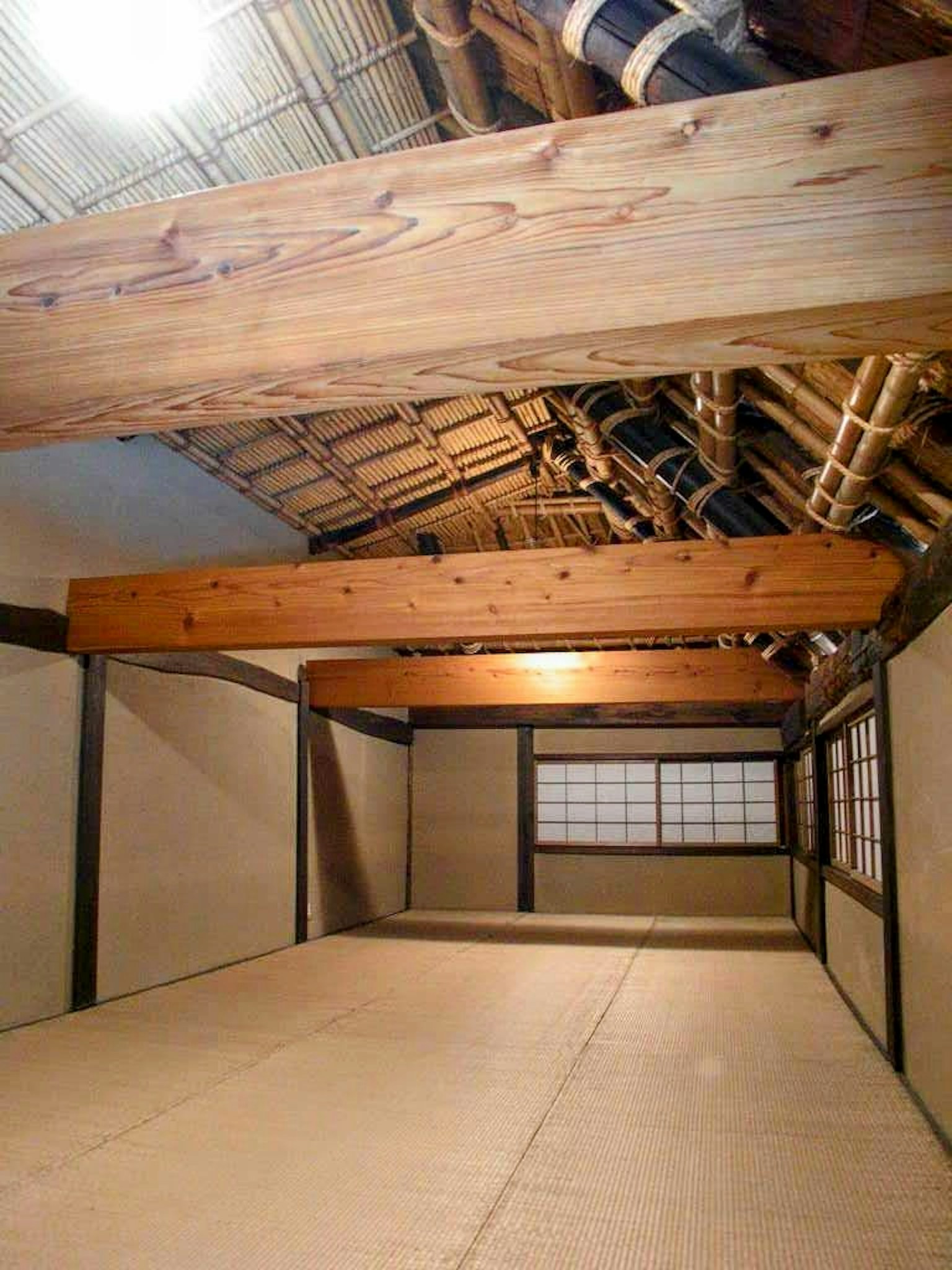 Traditionelles japanisches Interieur mit Holzbalken und Tatami