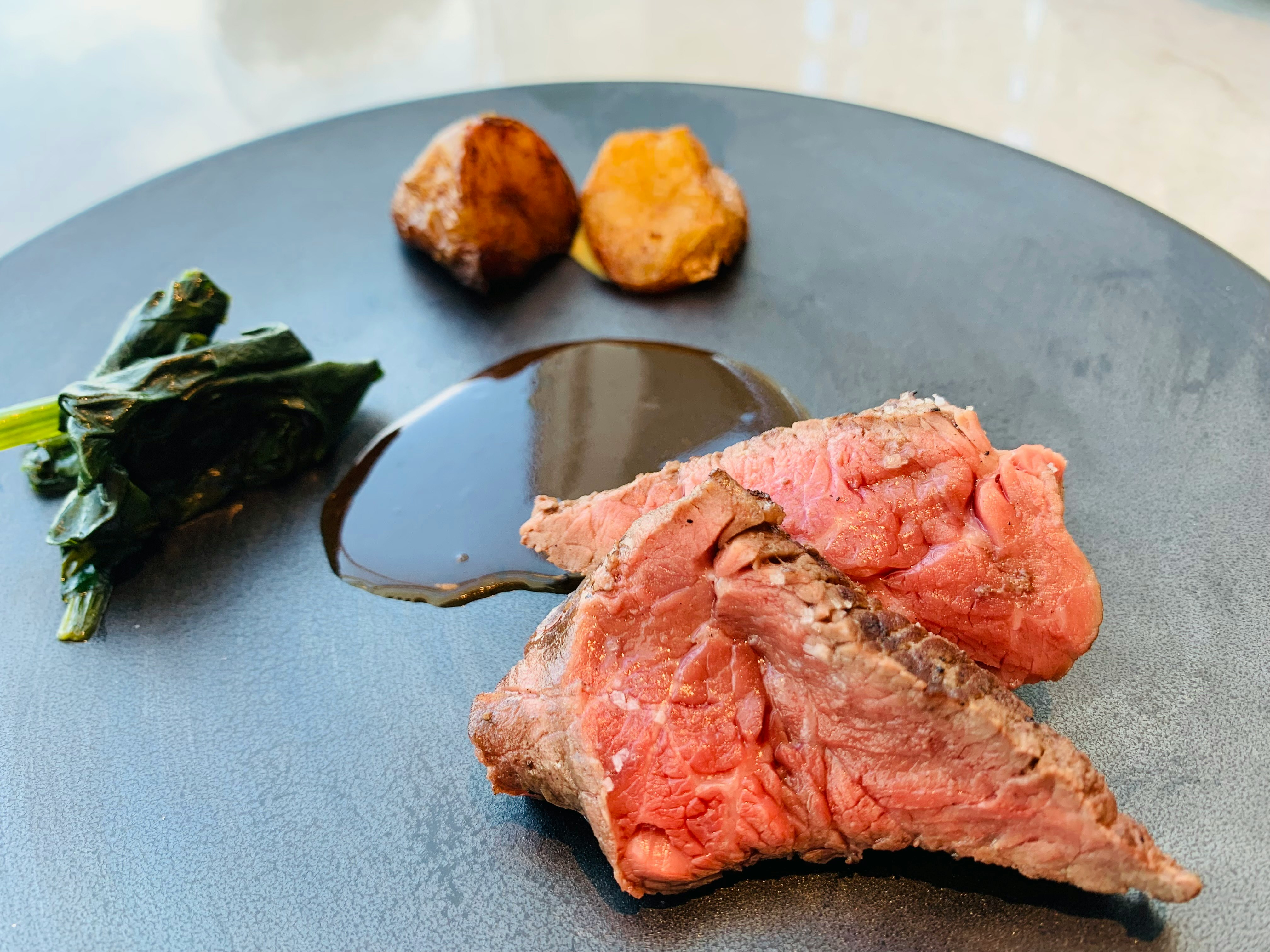 牛ヒレ肉のステーキと付け合わせの皿