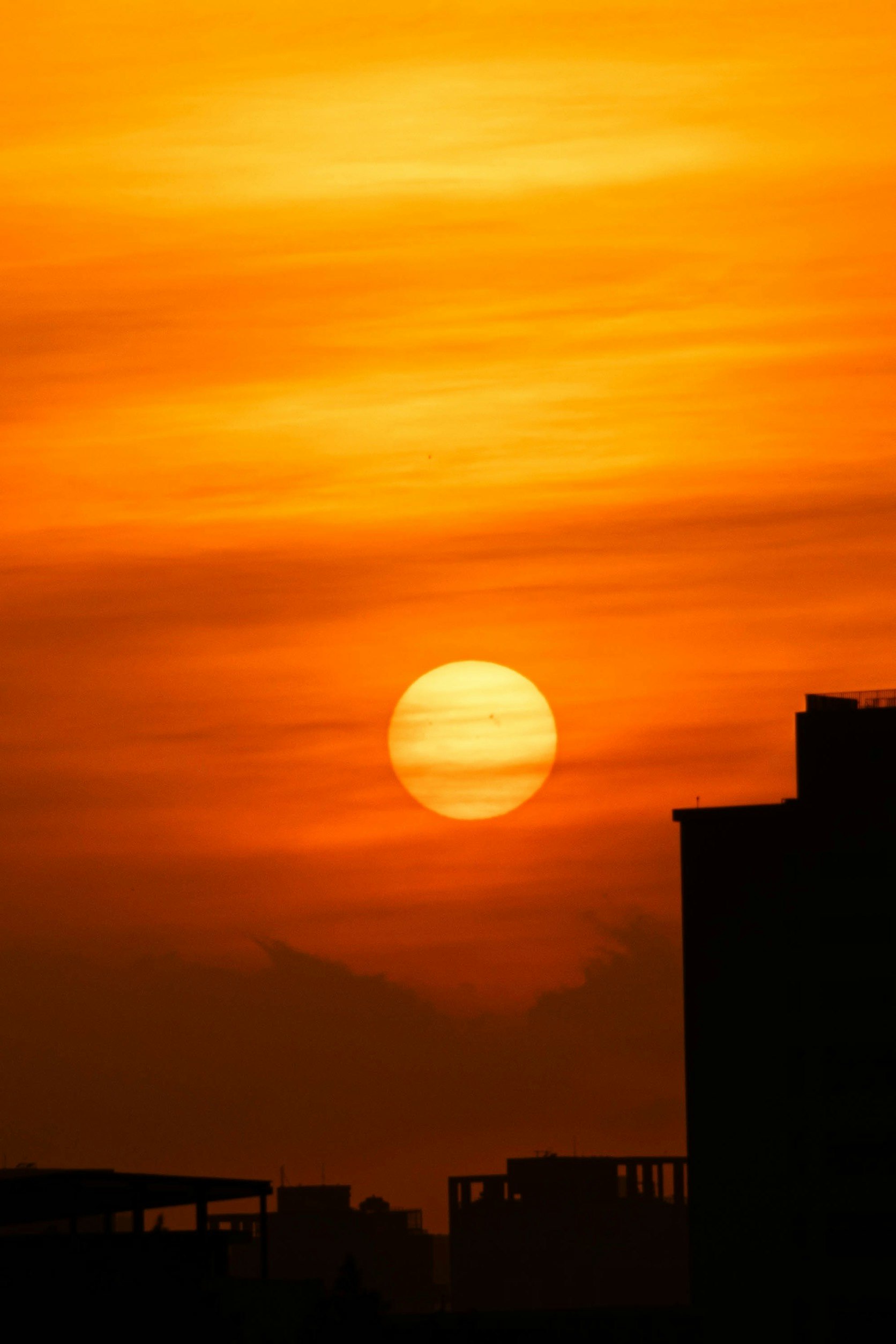 夕日に染まる空と街並みのシルエット