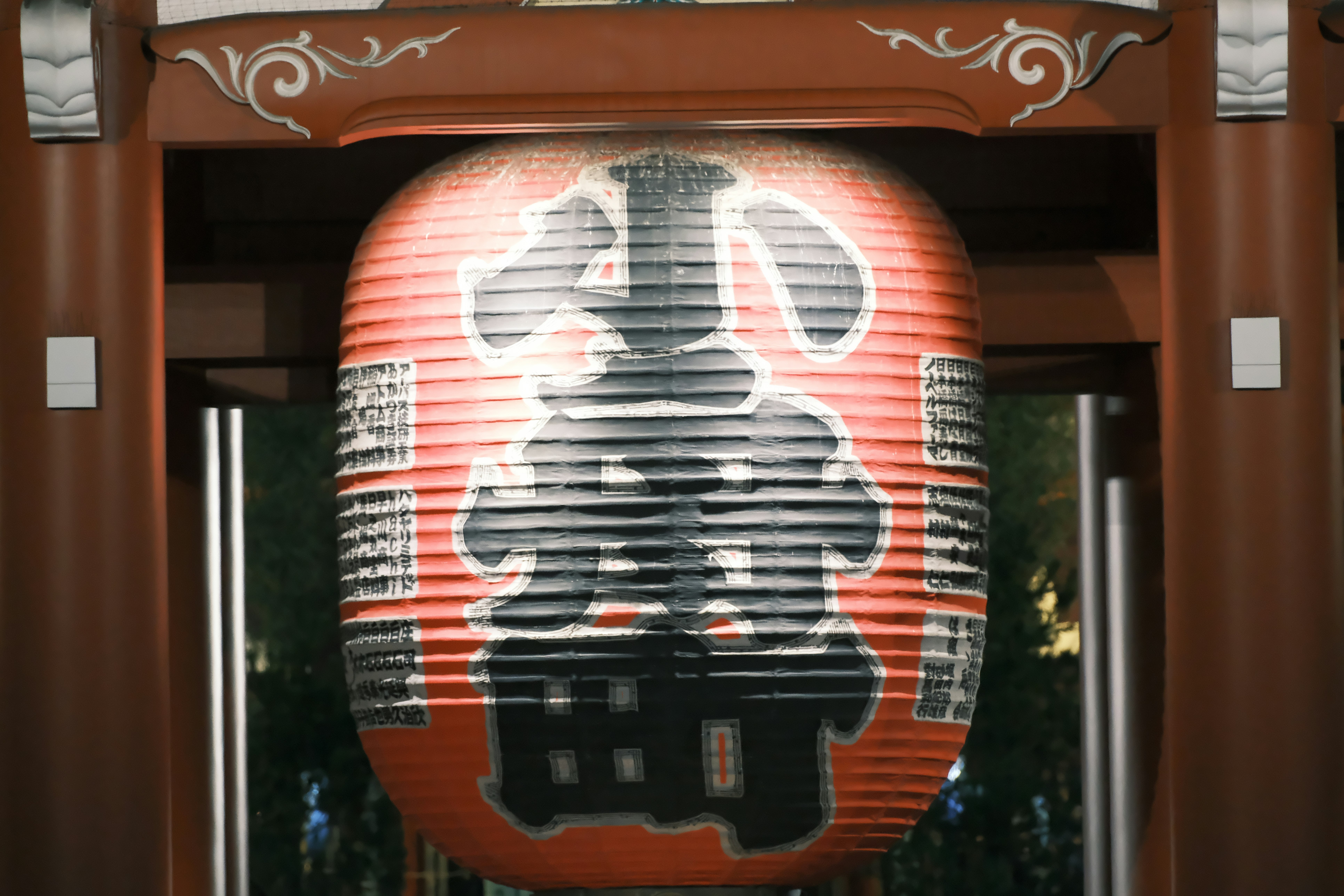 farol con caracteres chinos y emblema decorativo