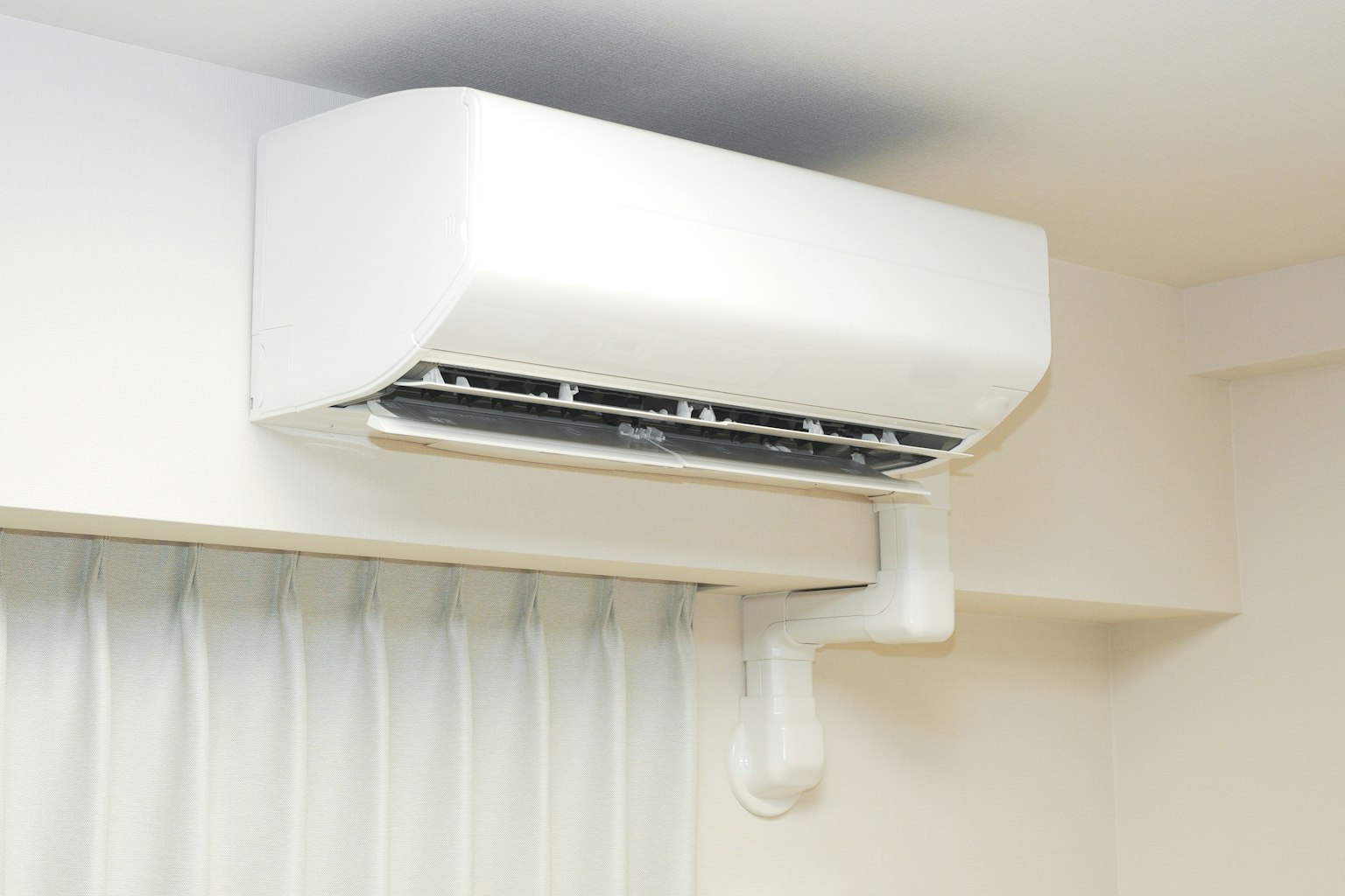 Un climatiseur blanc monté sur un mur dans un cadre intérieur