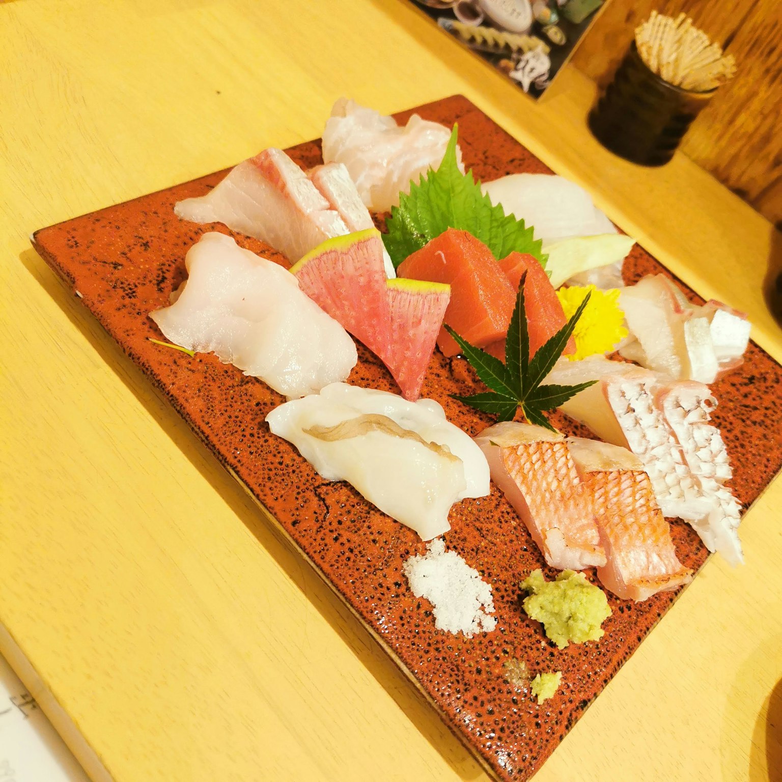 Gambar piring dengan potongan sushi berwarna-warni