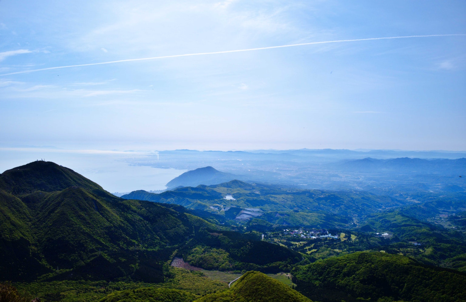 Schöne Landschaft mit blauem Himmel und Bergen mit fernem Küstenbereich