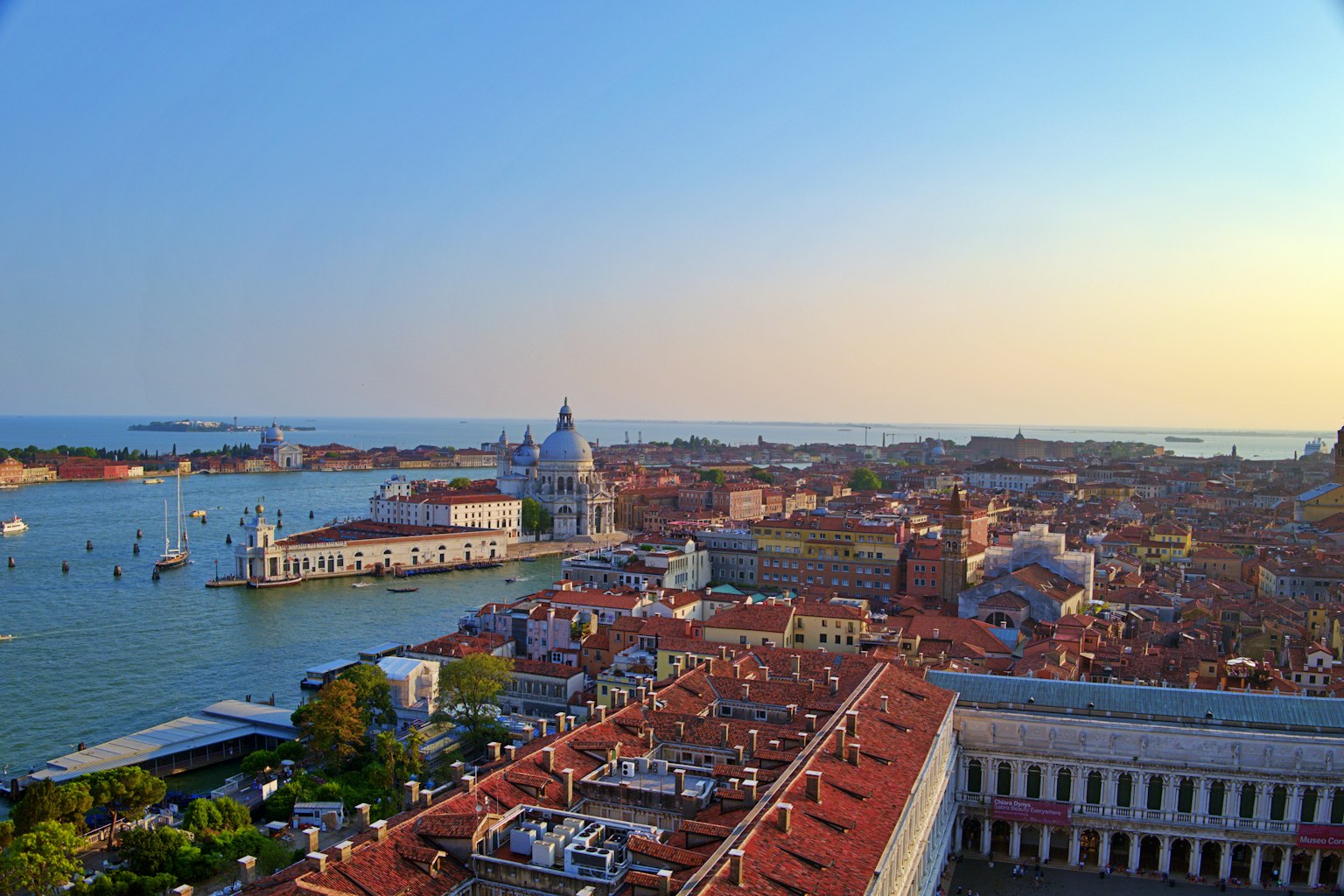 Panoramablick auf das schöne Venedig mit der Kirche San Giorgio Maggiore und den Kanälen