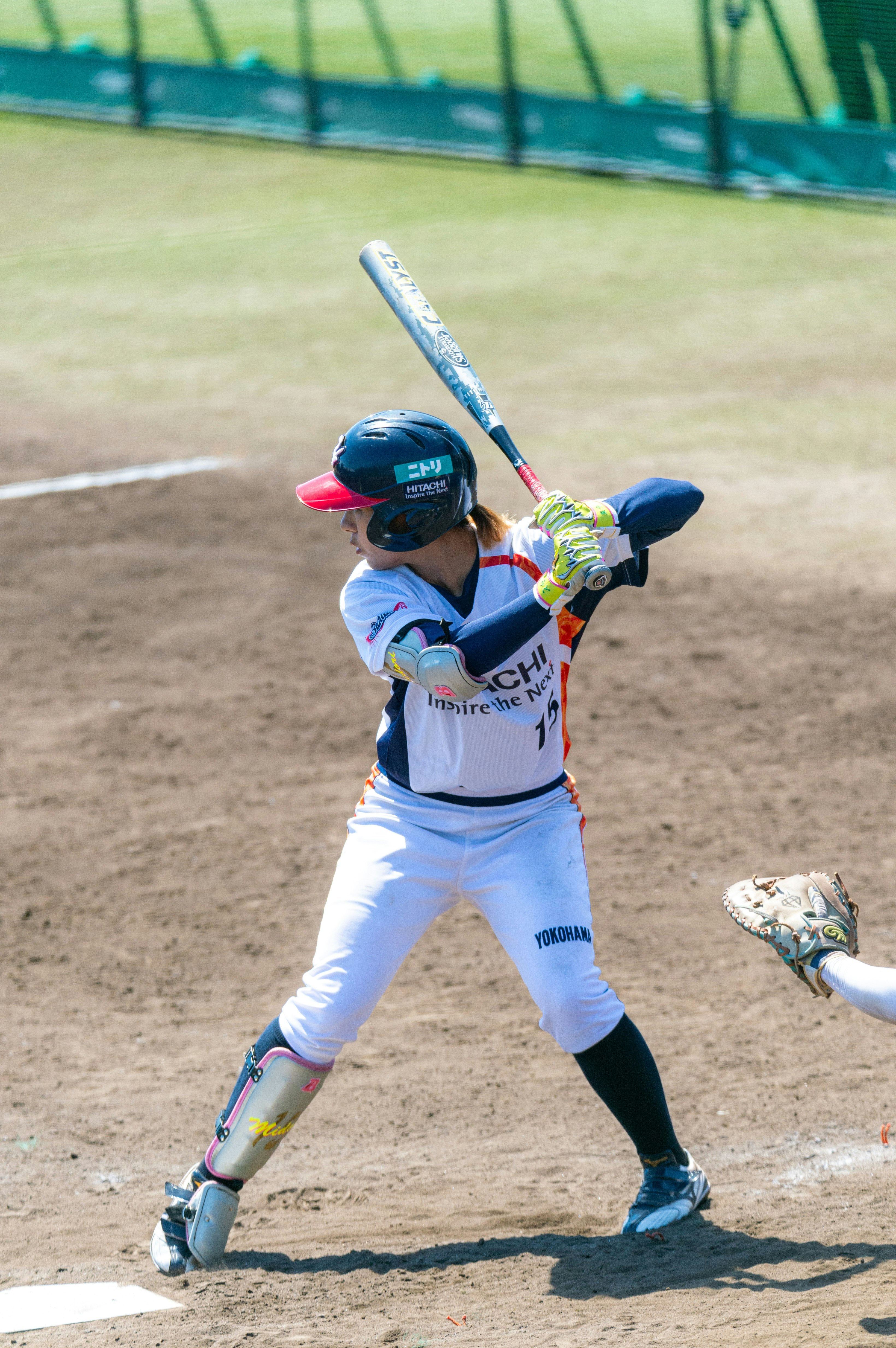 野球の試合でバッターがスイングする瞬間