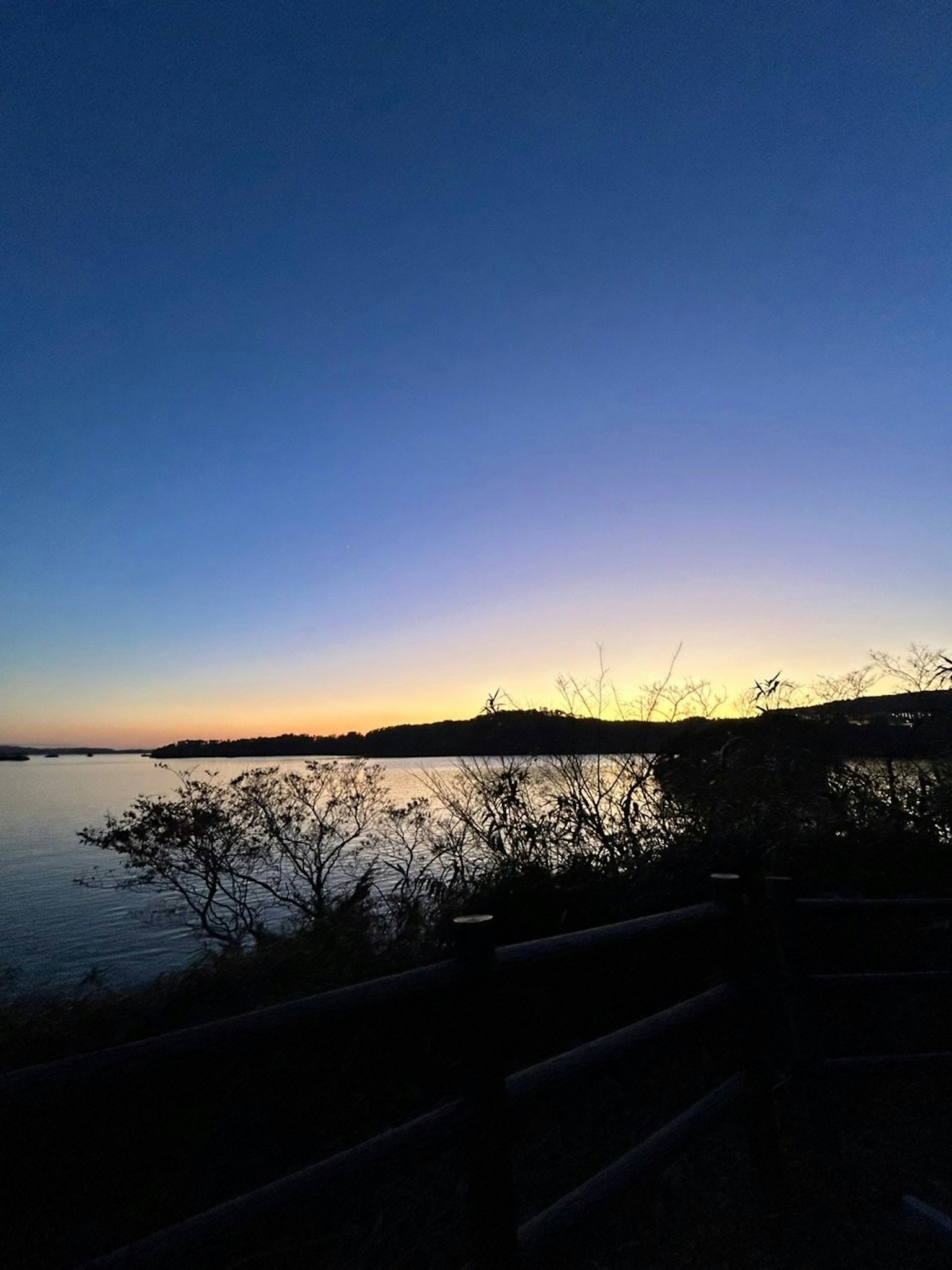 Schöner Blick auf einen See und einen Sonnenuntergang