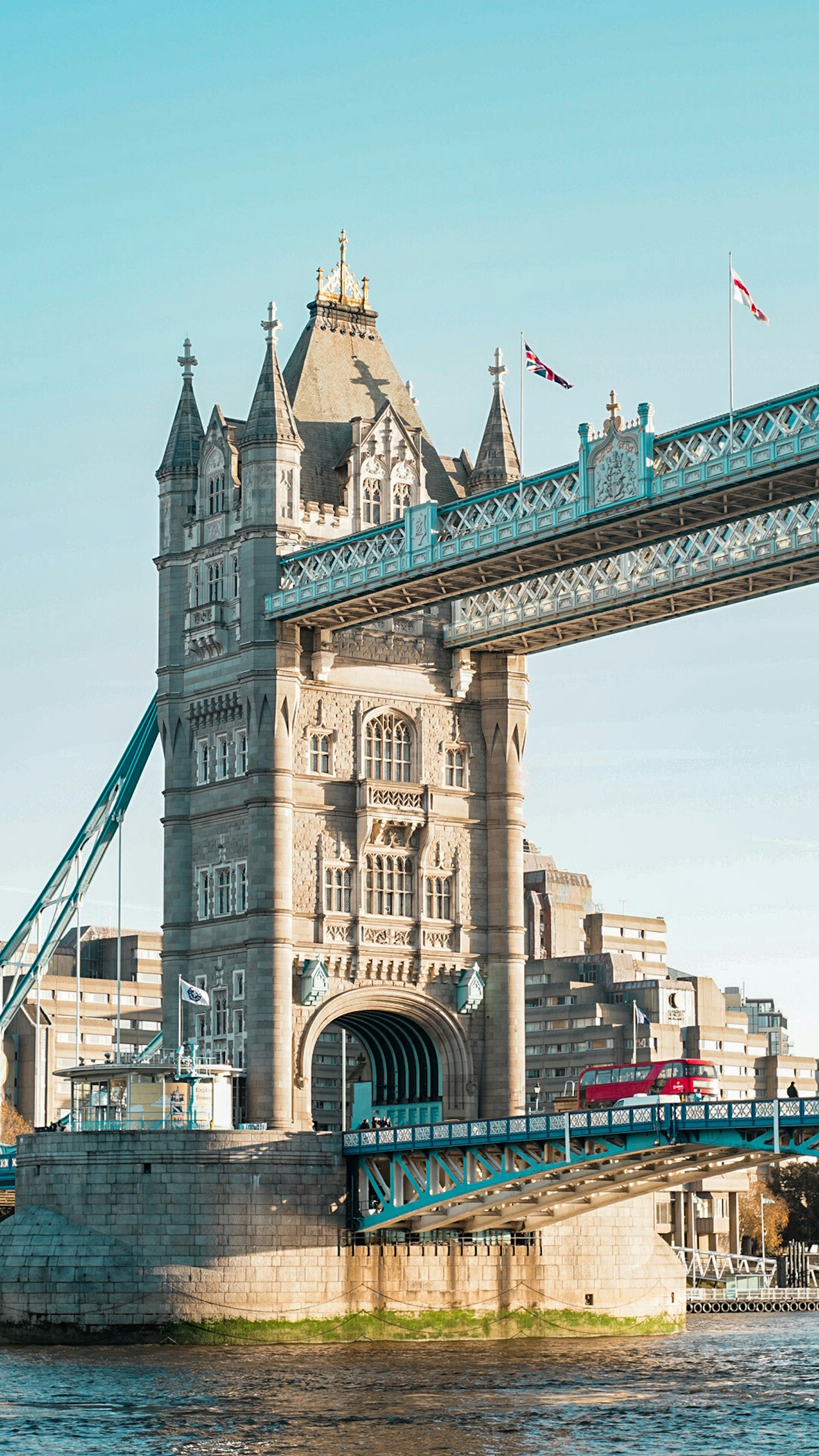 Il Tower Bridge a Londra con la sua architettura straordinaria e il cielo blu