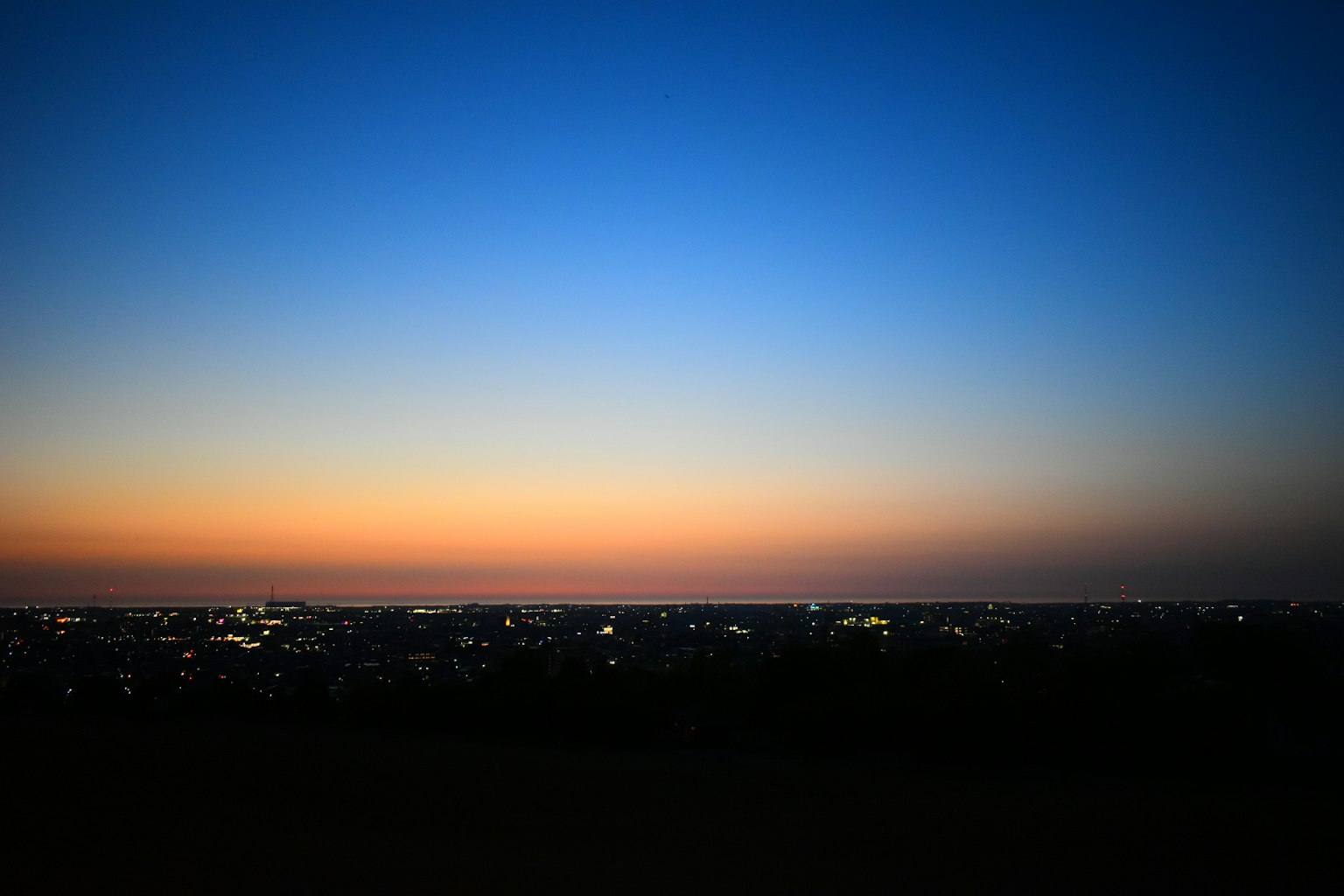 Horizon urbain au crépuscule avec ciel bleu et coucher de soleil orange