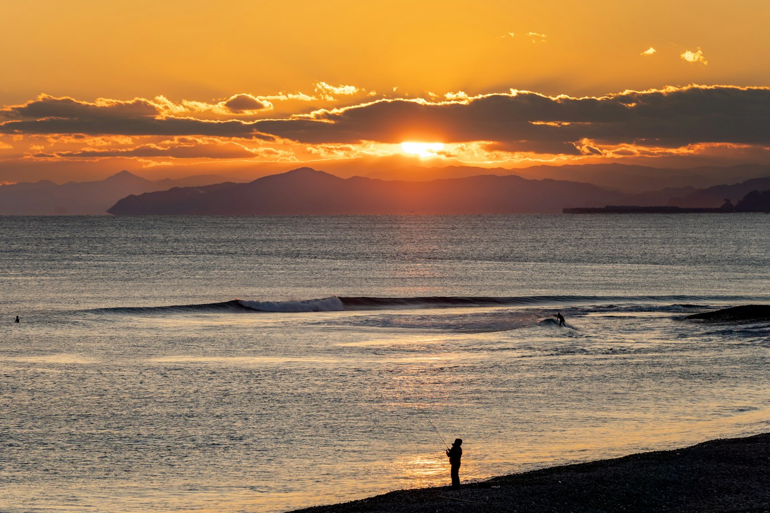 Magnifique coucher de soleil sur l'océan avec une silhouette humaine