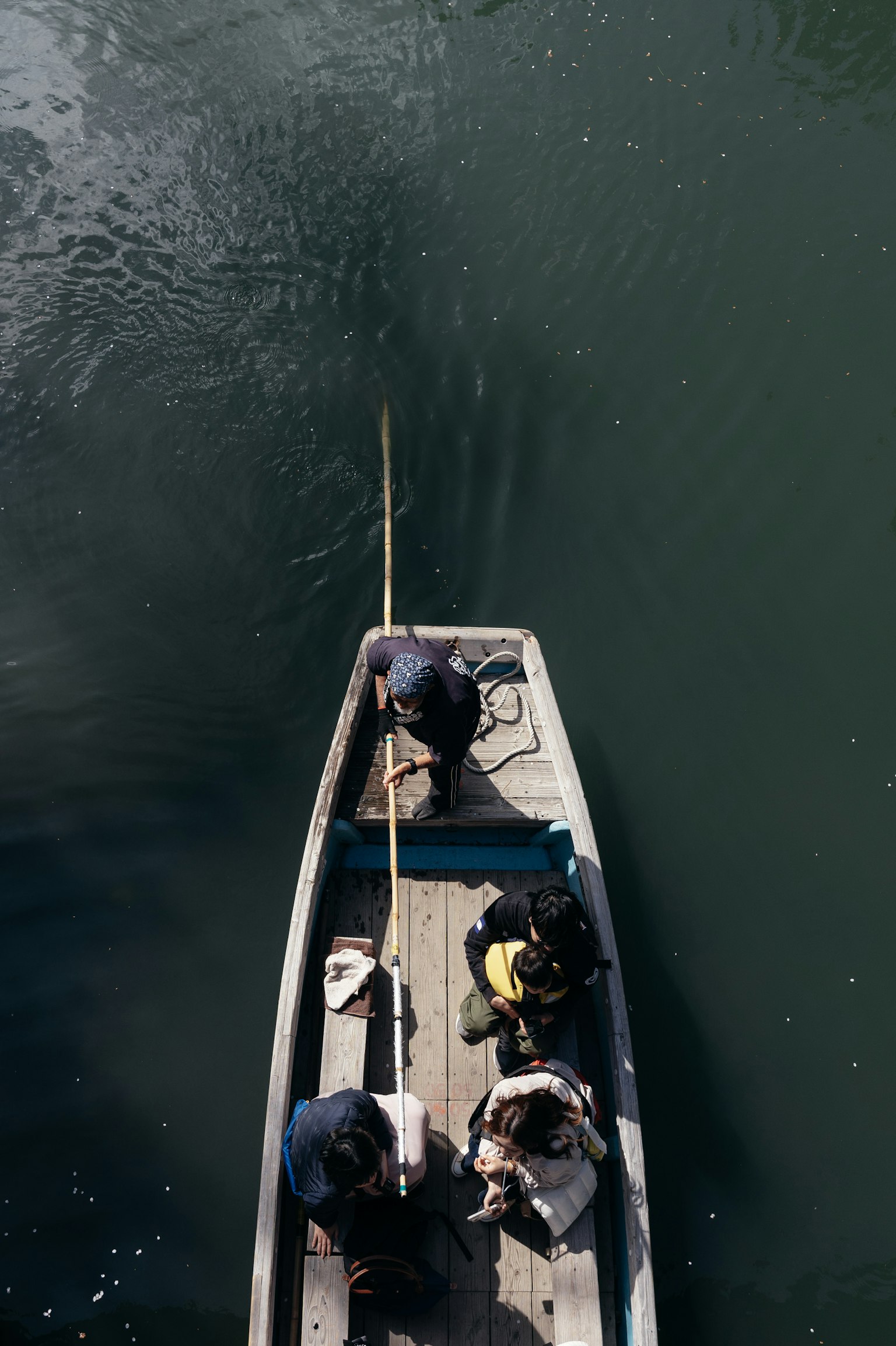 Vista dall'alto di persone in una barca su acqua calma