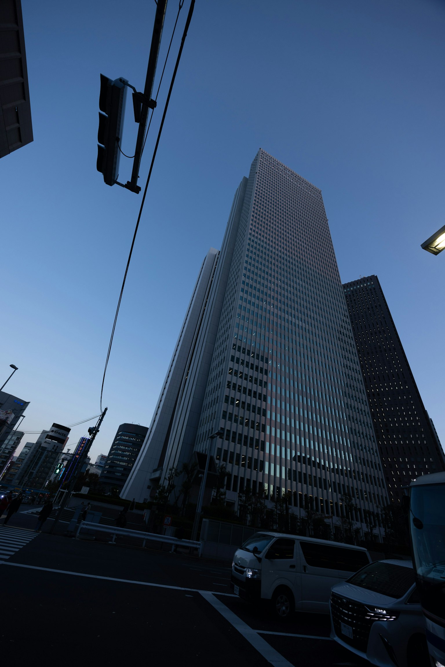 Paysage urbain avec un gratte-ciel au crépuscule