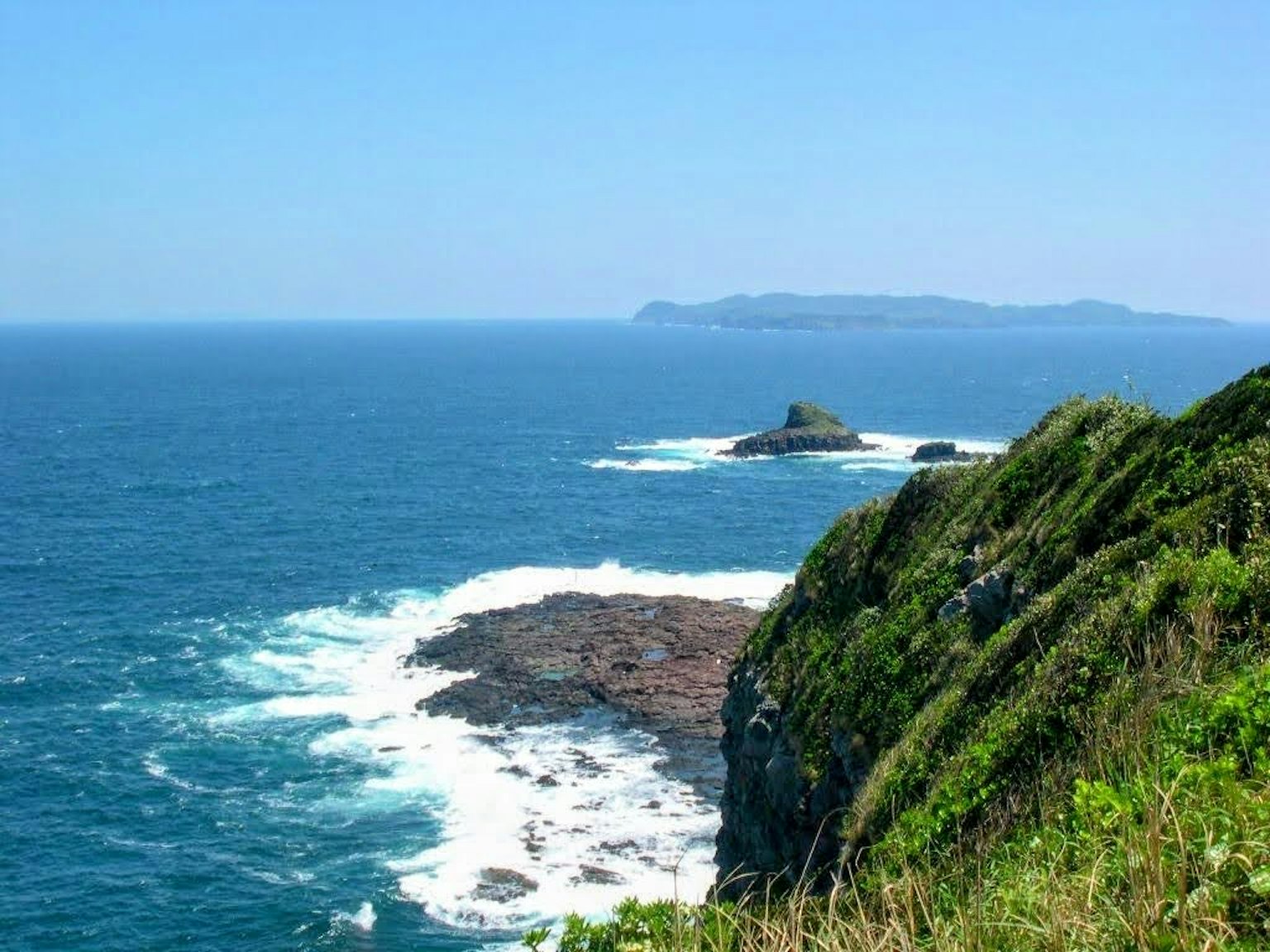 Paysage côtier magnifique avec océan bleu et falaises vertes