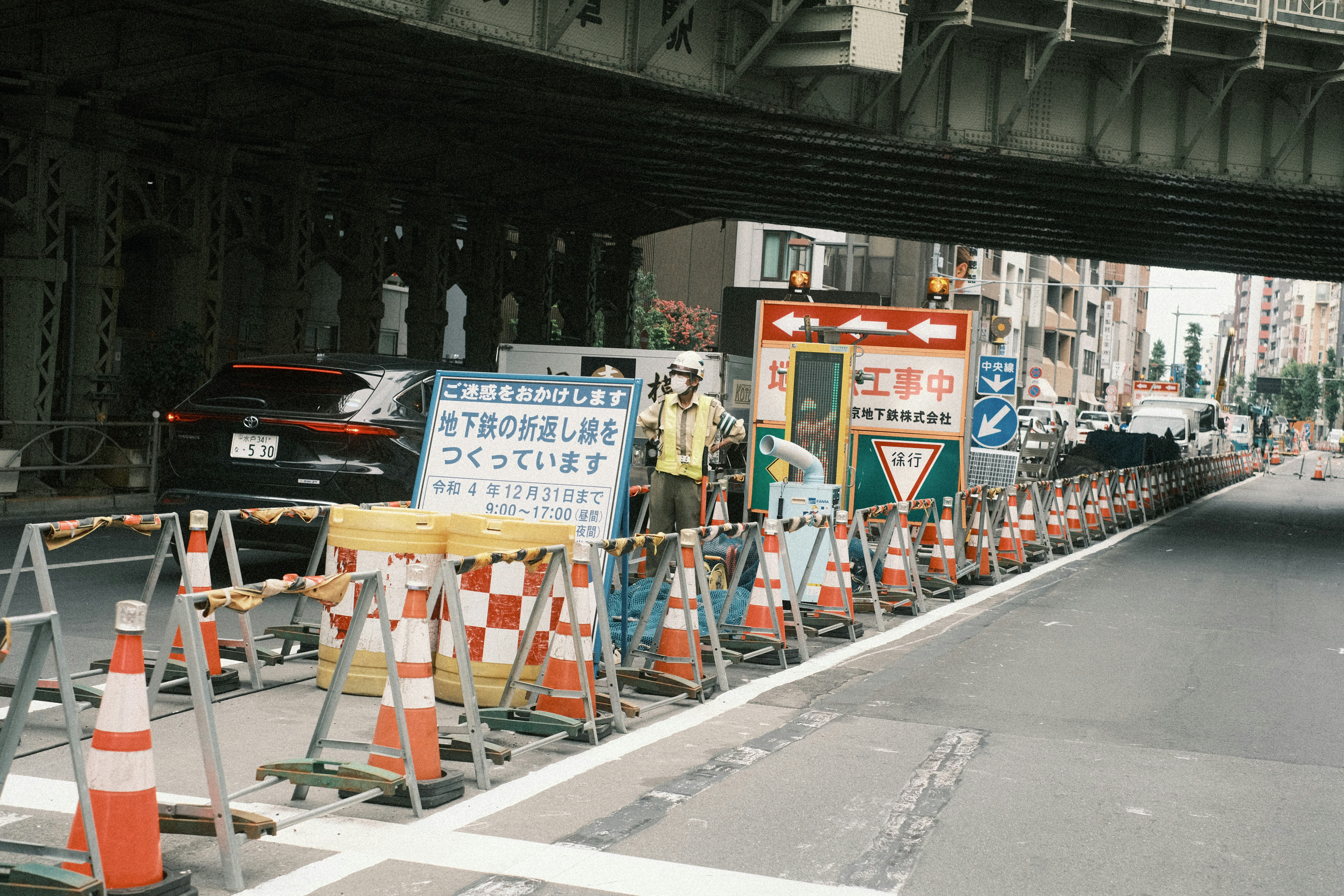 高架下の工事中の道路とカラーコーンのある通行止め