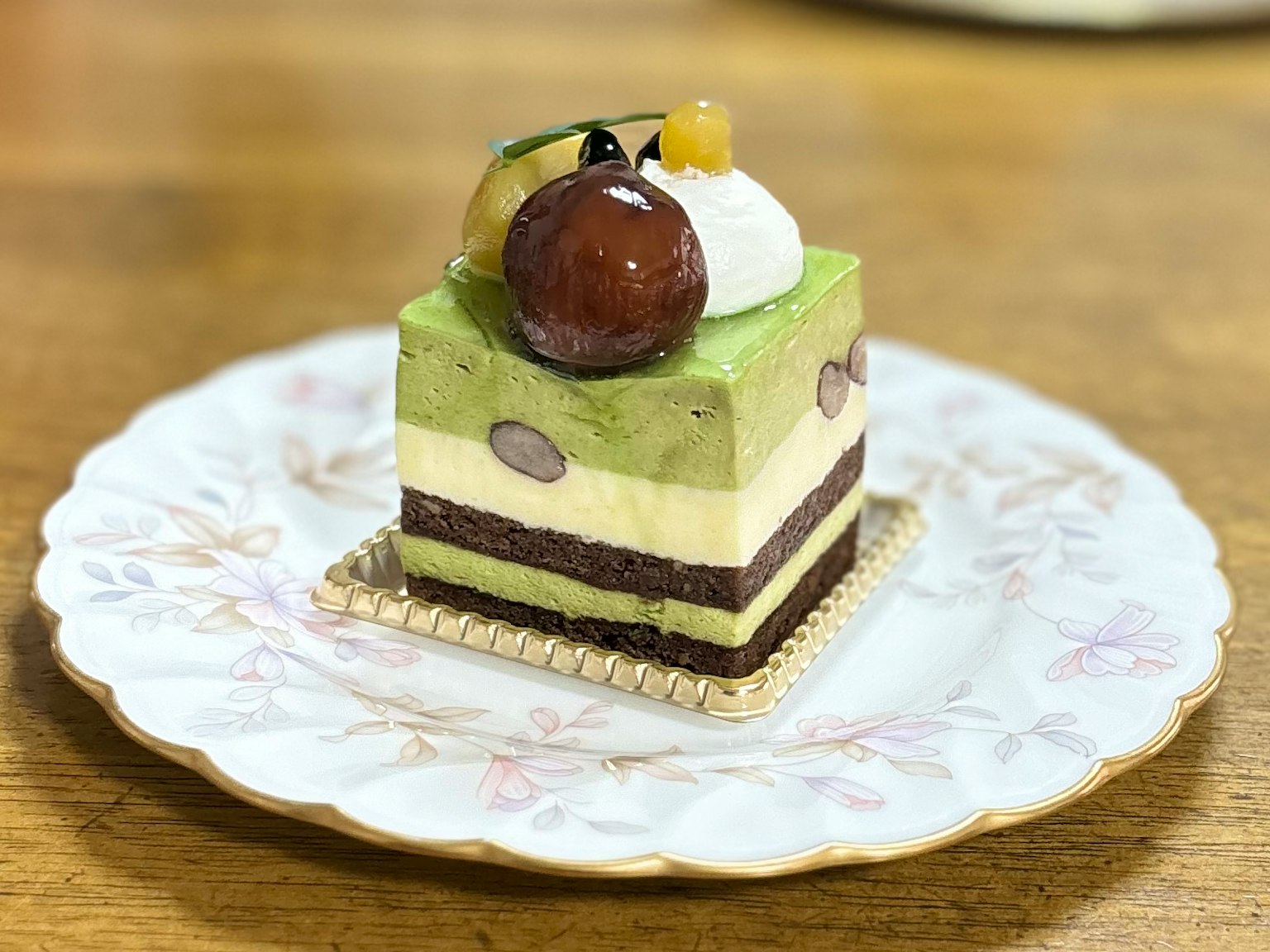 Torta alla crema di tè verde presentata su un piatto bianco