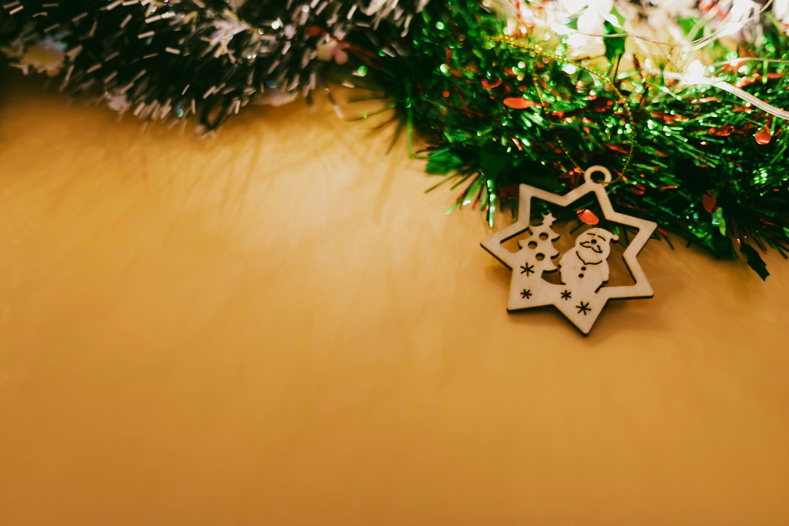 Decorazione di Natale a forma di stella su sfondo giallo