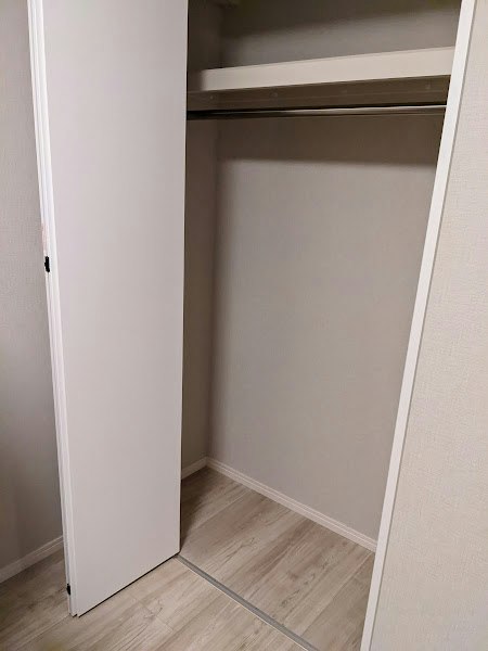 打開的衣櫃門室內收納空間
