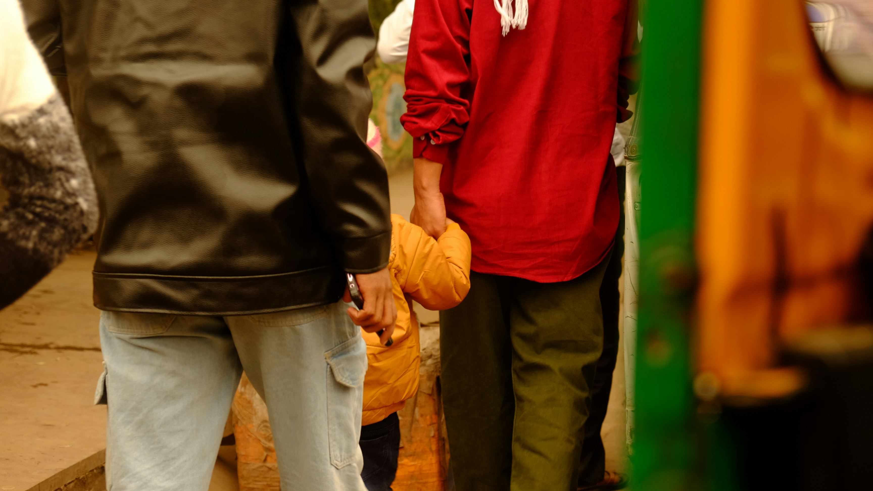 屋内の通路で手をつなぐ人々