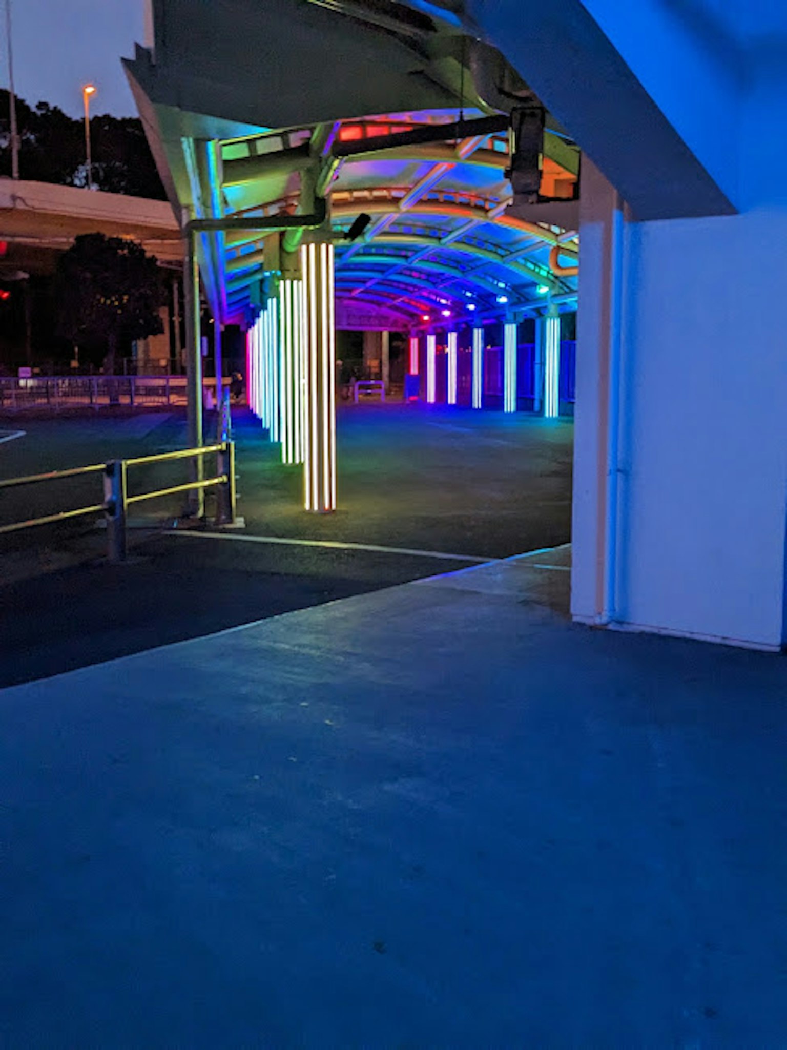 ทางเดินอาร์เคดที่มีแสงสีสัน