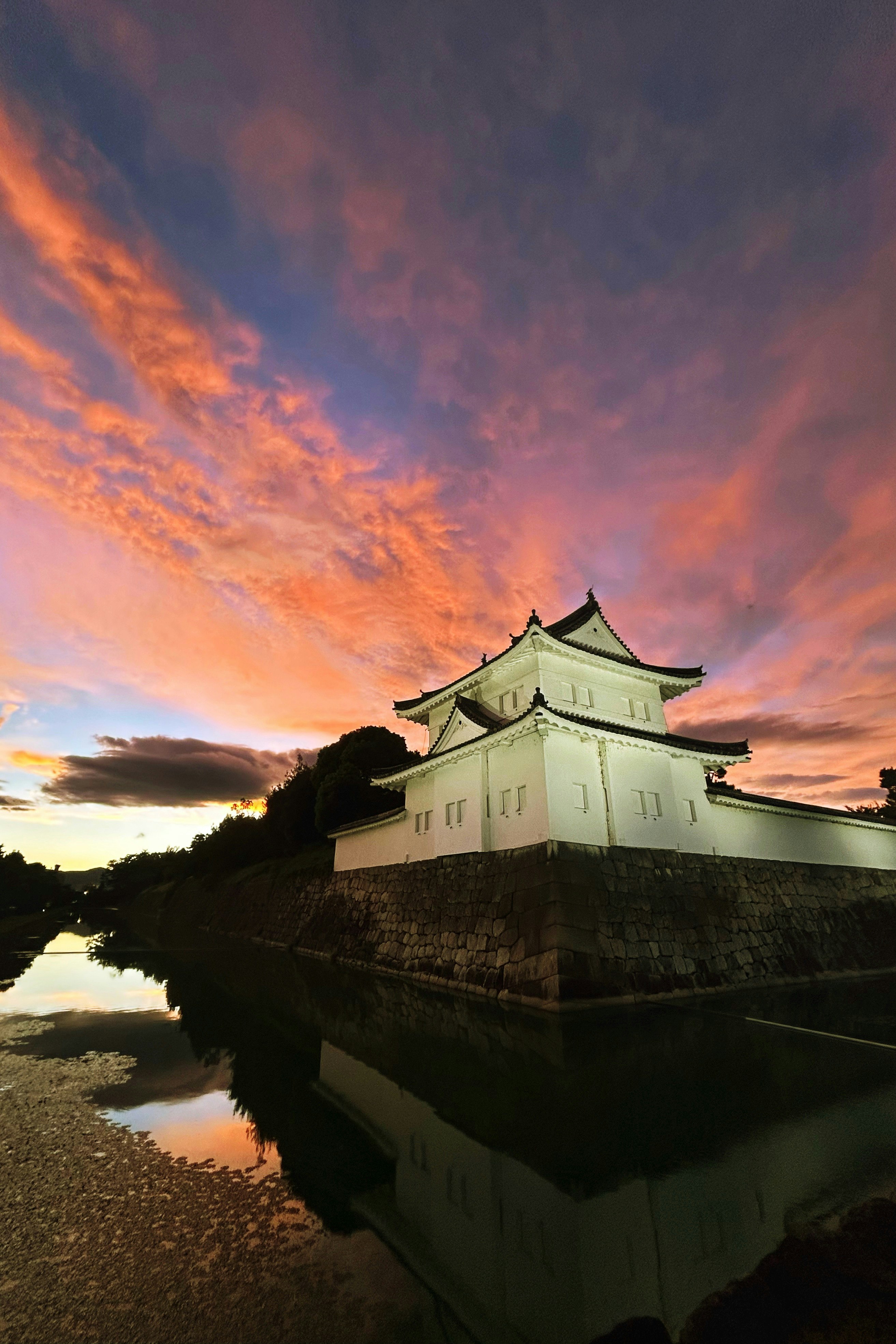 二条城の夕焼け空と堀の水面に映る城