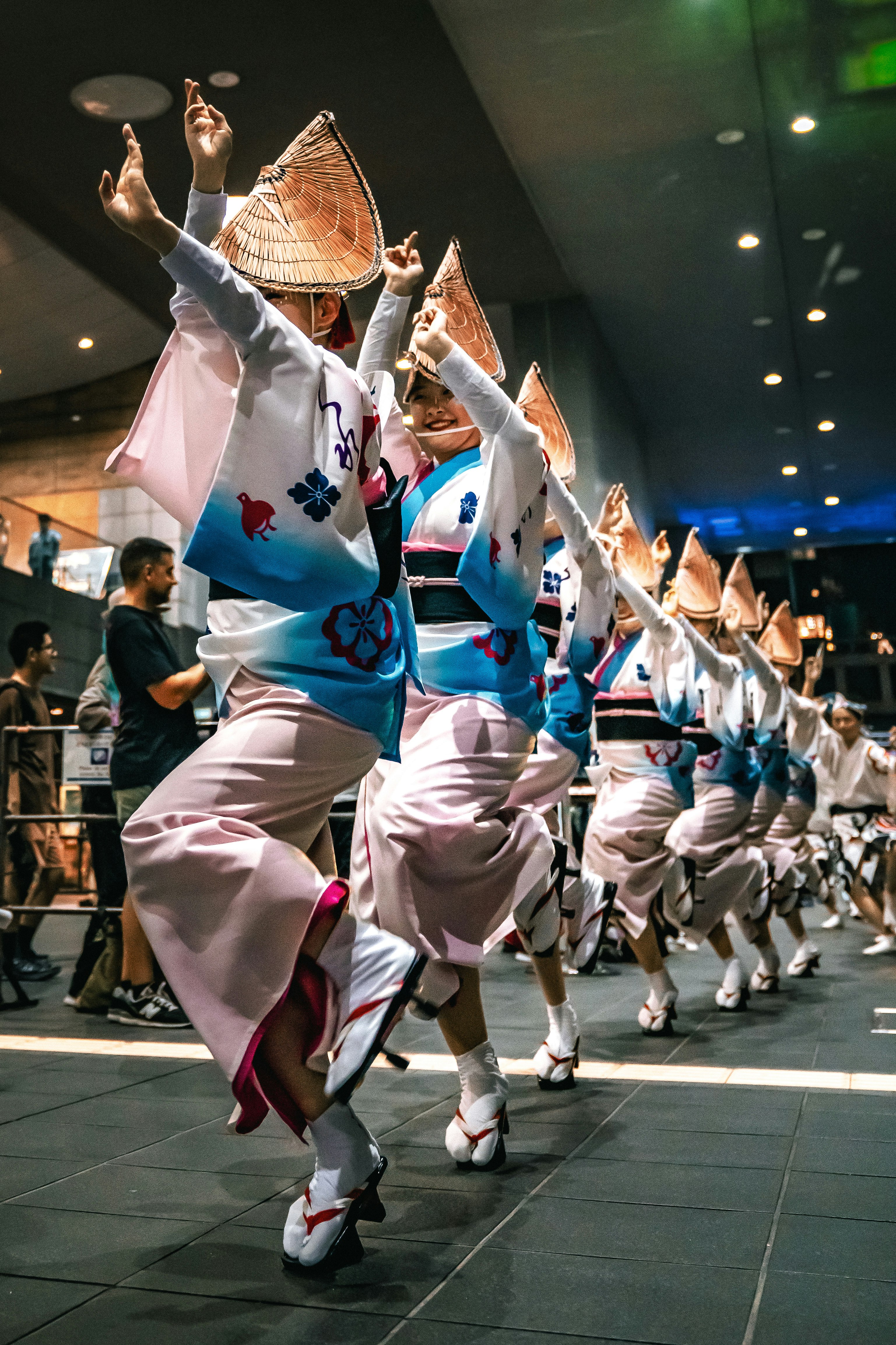 京都駅の夏祭りで踊る阿波おどりの盆踊り風景