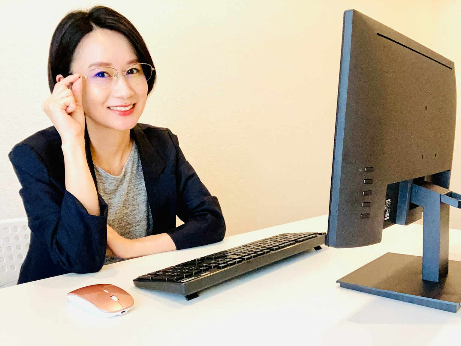 Una donna sorridente che posa davanti a un computer