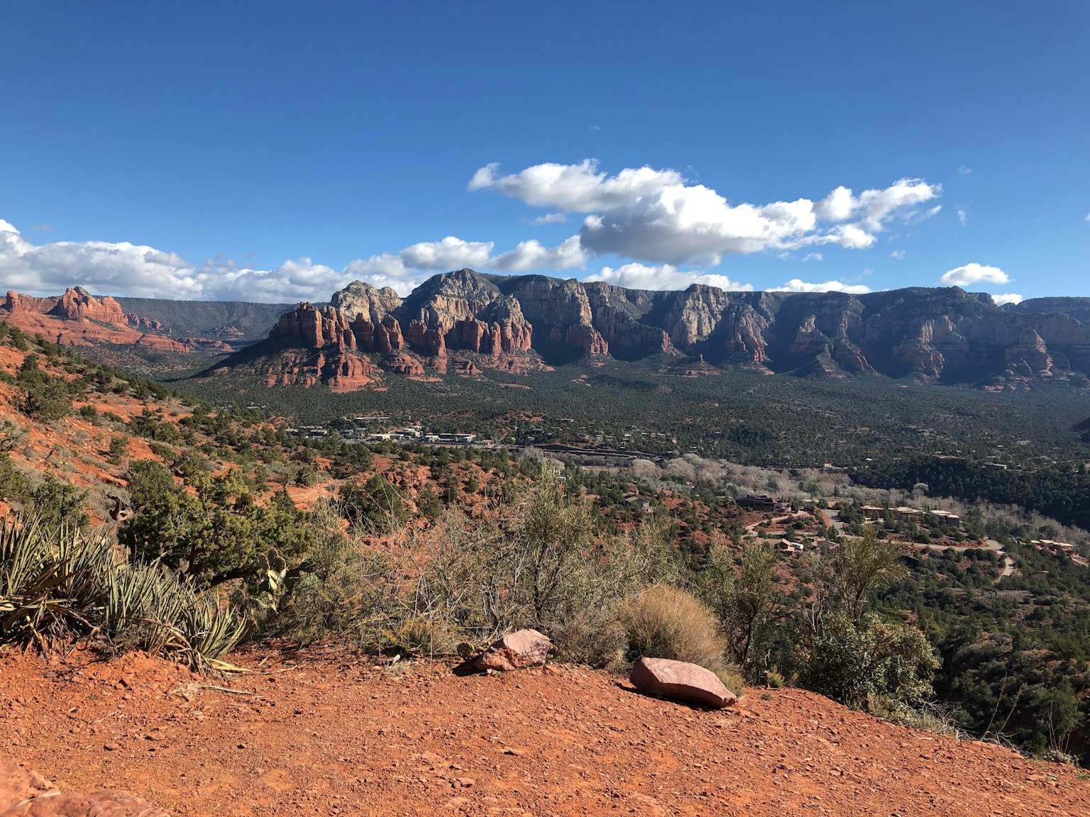 Vista panoramica delle formazioni rocciose rosse di Sedona e cielo blu