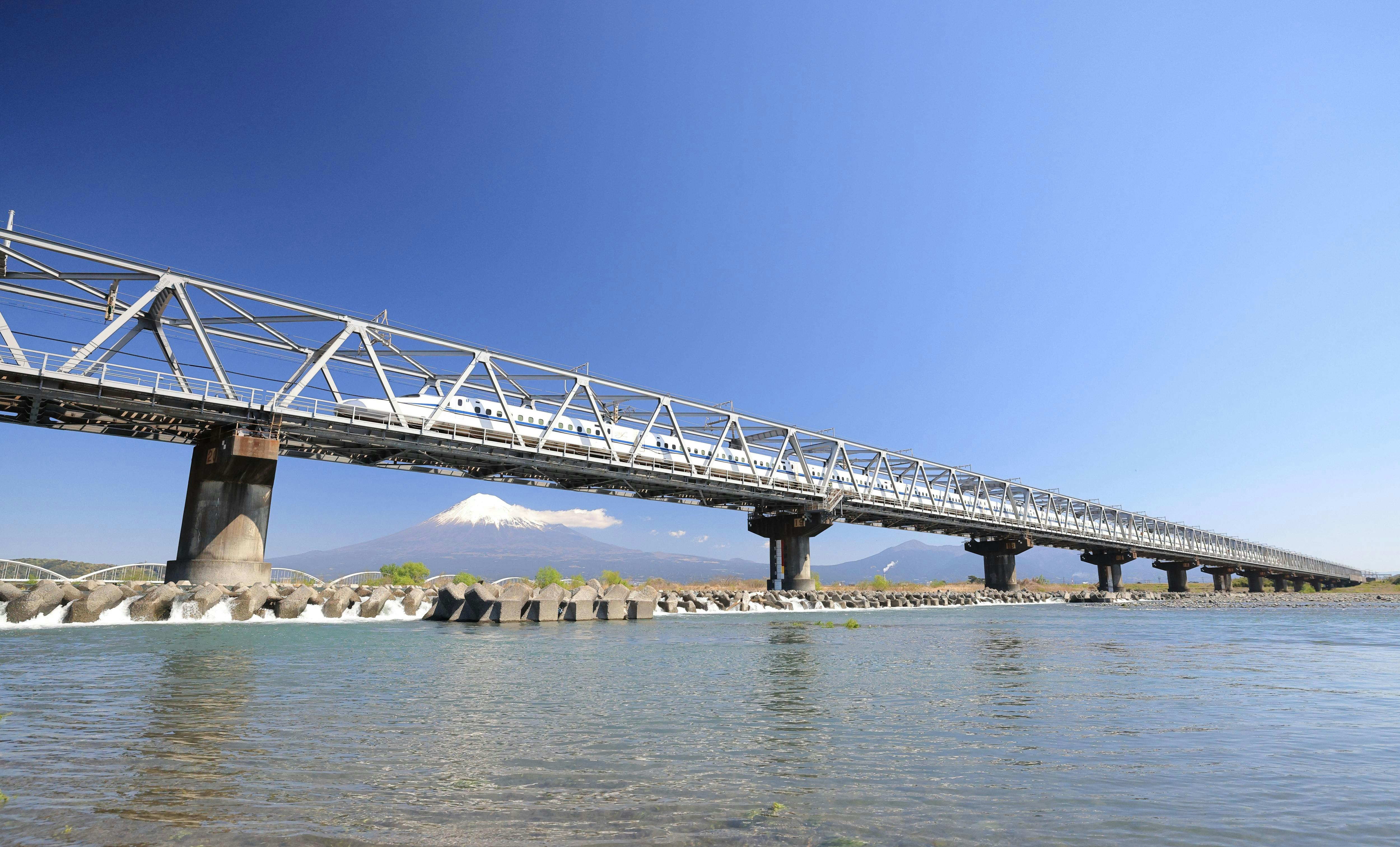 Le Shinkansen passant sur le fleuve Fuji avec le mont Fuji en arrière-plan