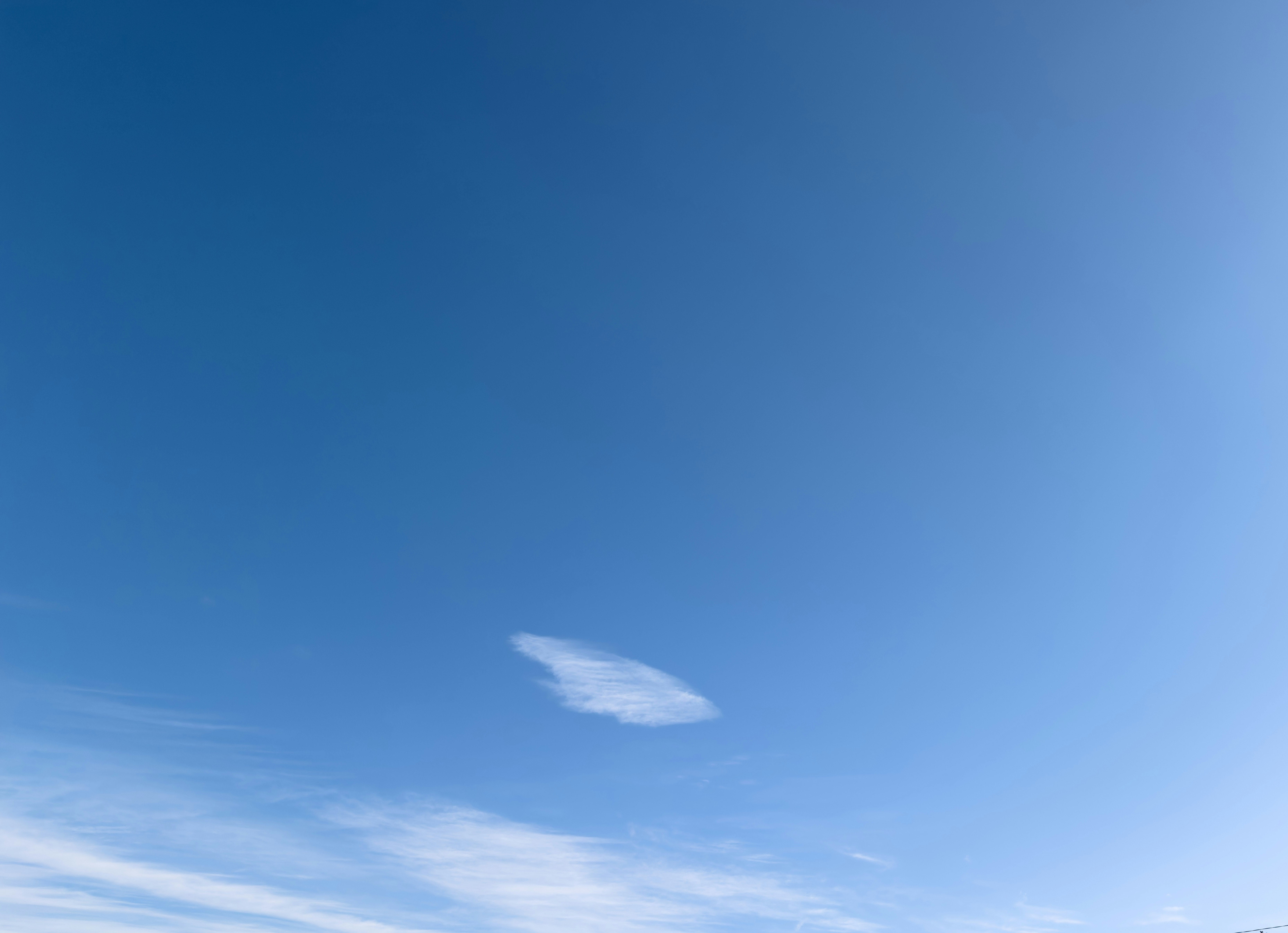 ciel bleu d’hiver clair avec des nuages fins