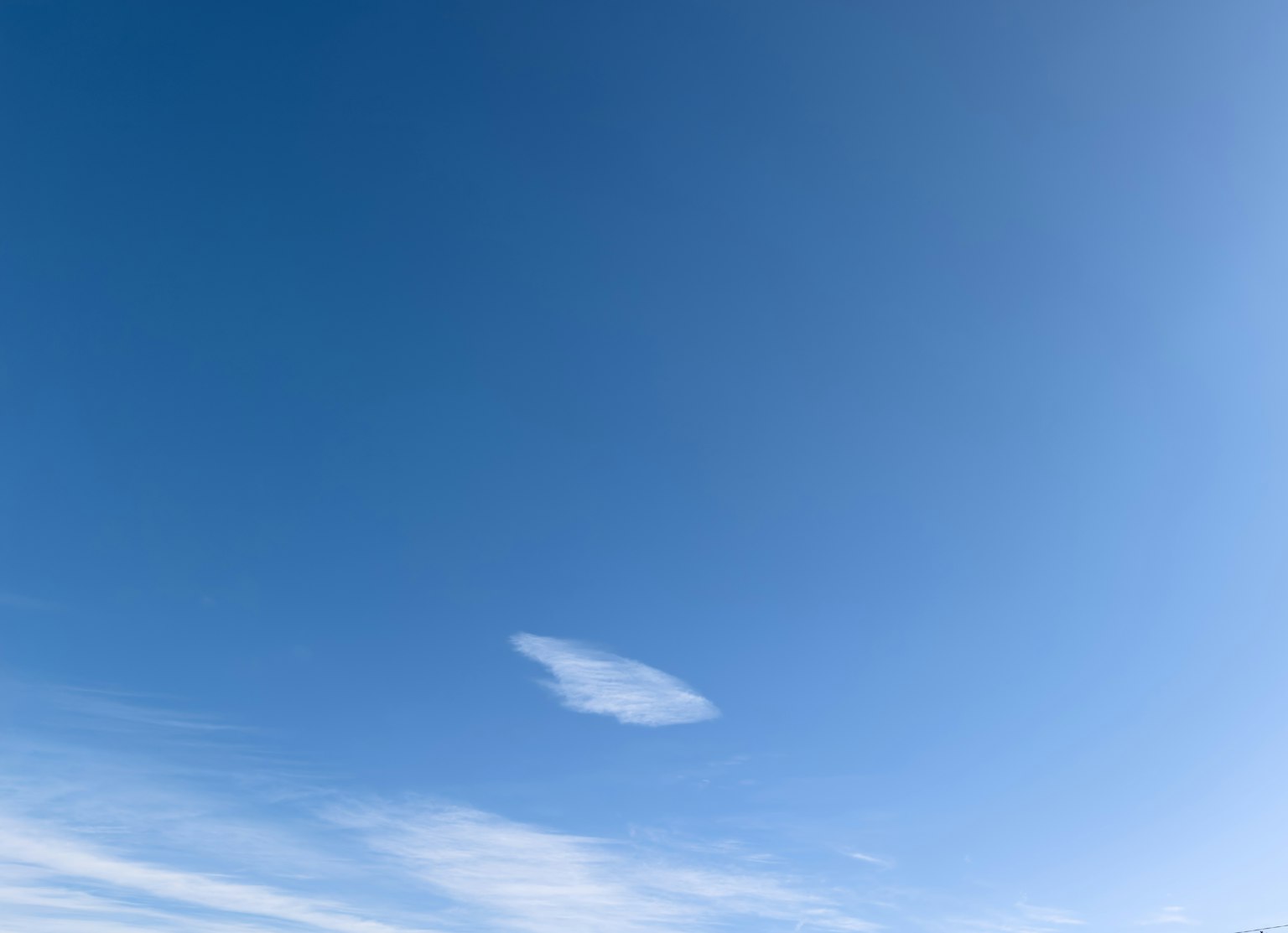 Cielo azul claro con una sola nube blanca