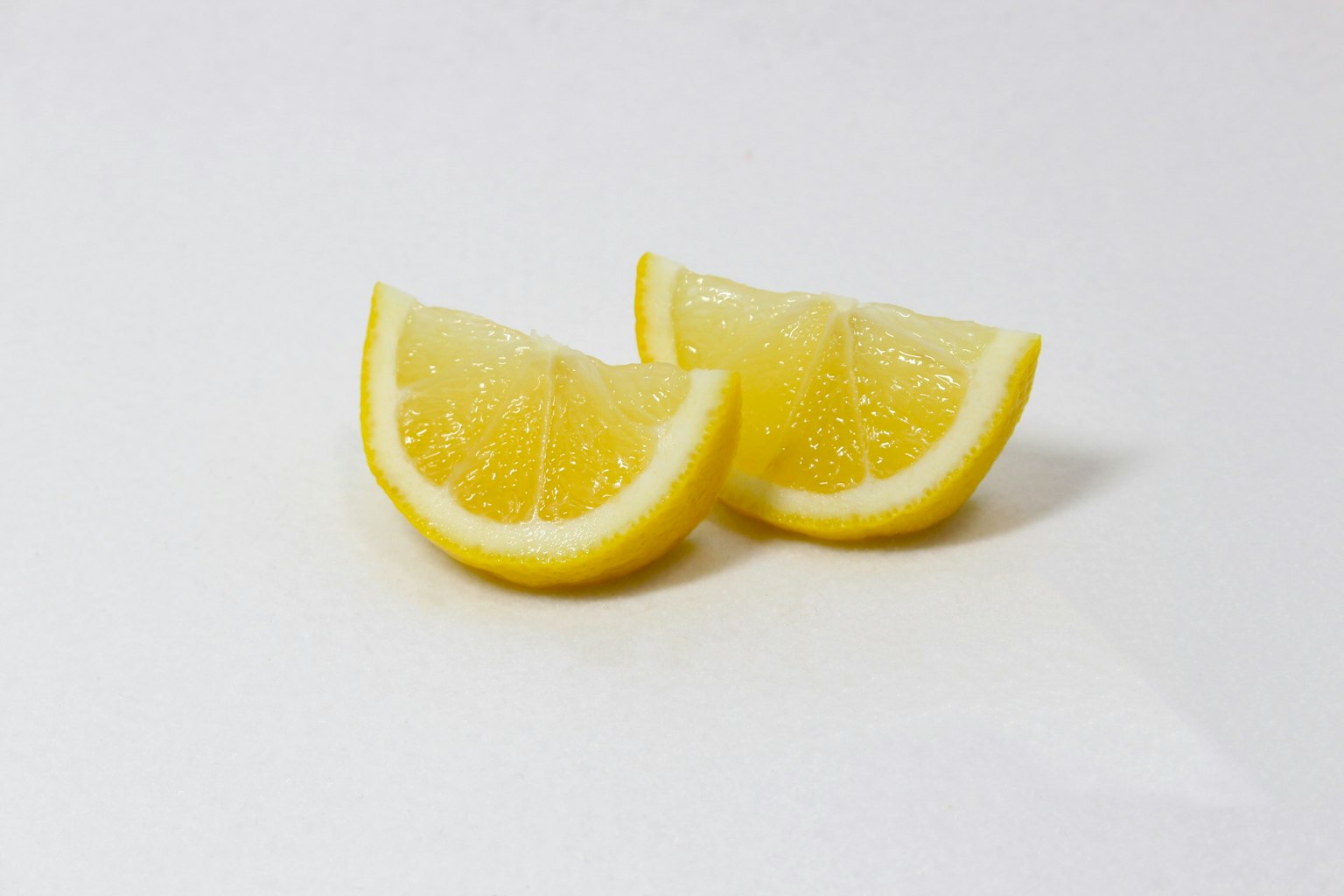 Deux tranches de citron sur un fond blanc