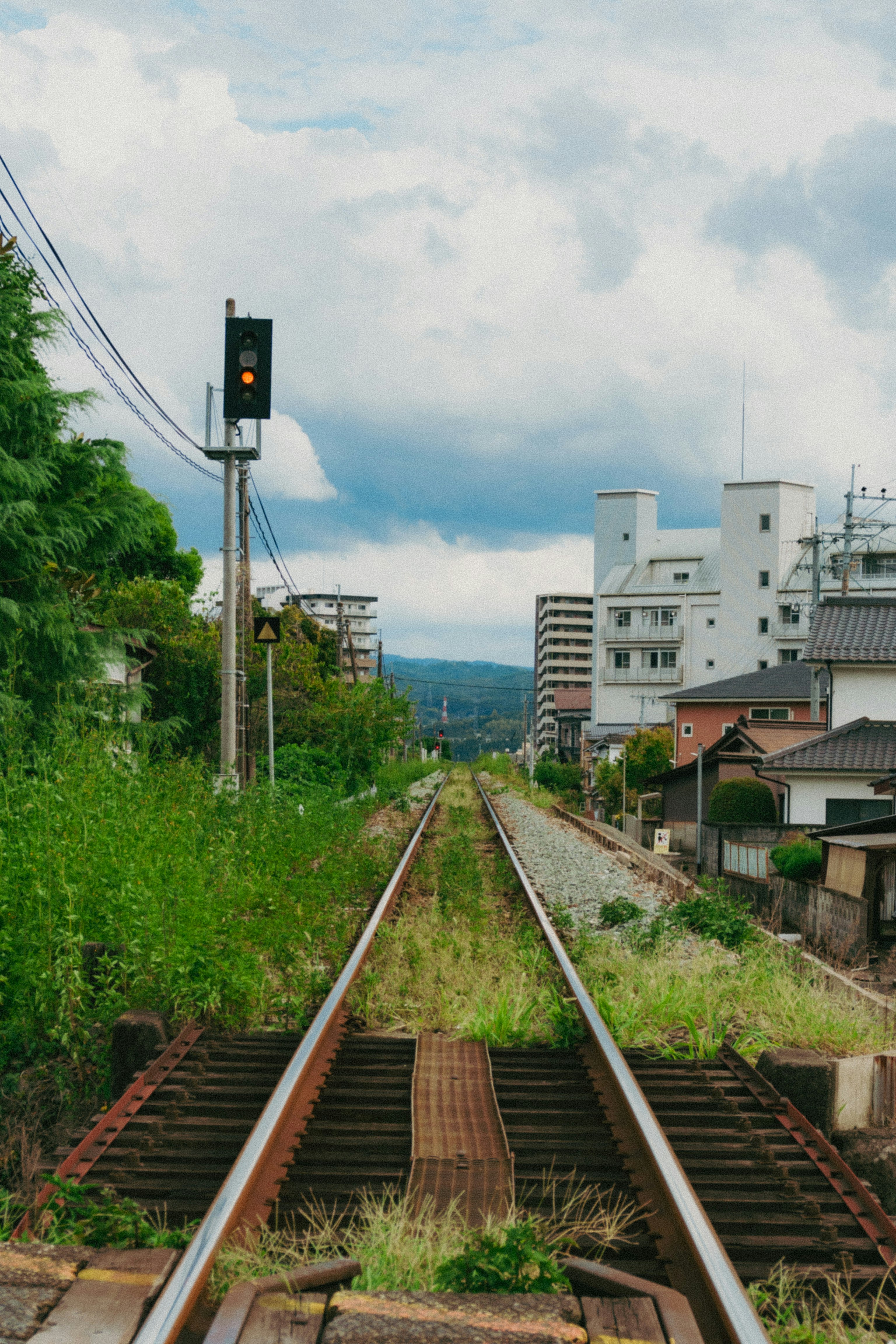 線路が伸びる郊外の住宅街の風景