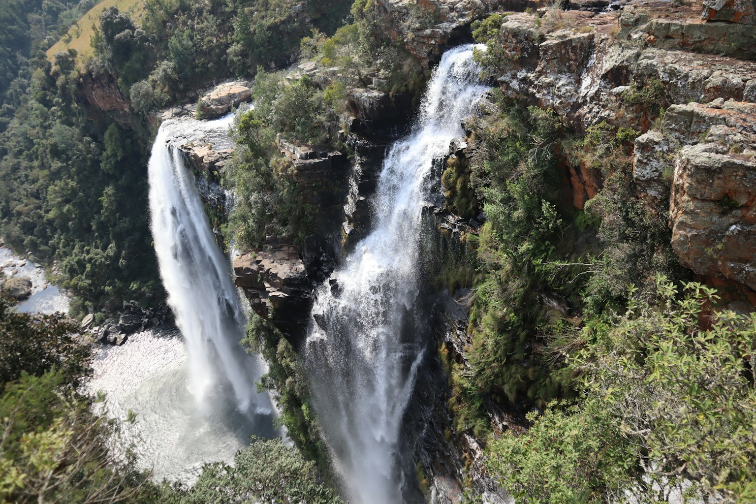 Vista panoramica di due cascate circondate da vegetazione lussureggiante