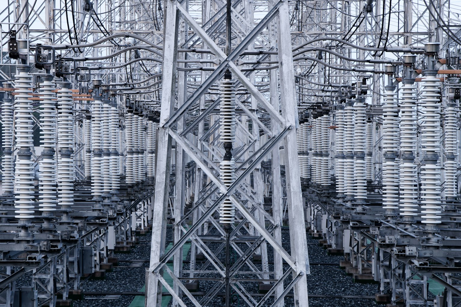 Vue d'une sous-station électrique avec des structures métalliques et des équipements électriques