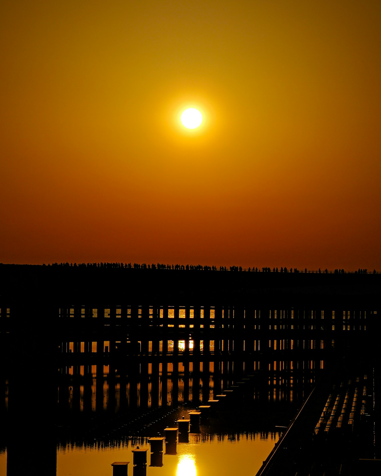 Paysage magnifique avec le coucher de soleil se reflétant sur l'eau