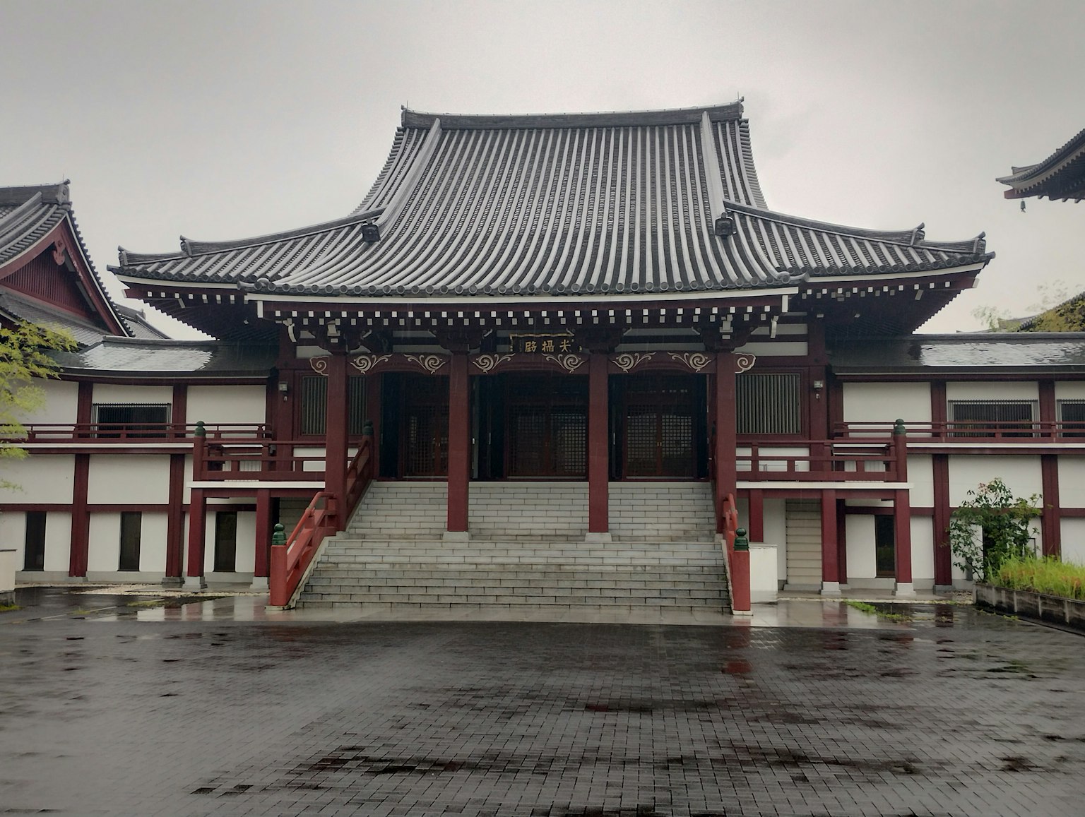 传统寺庙建筑和美丽的屋顶