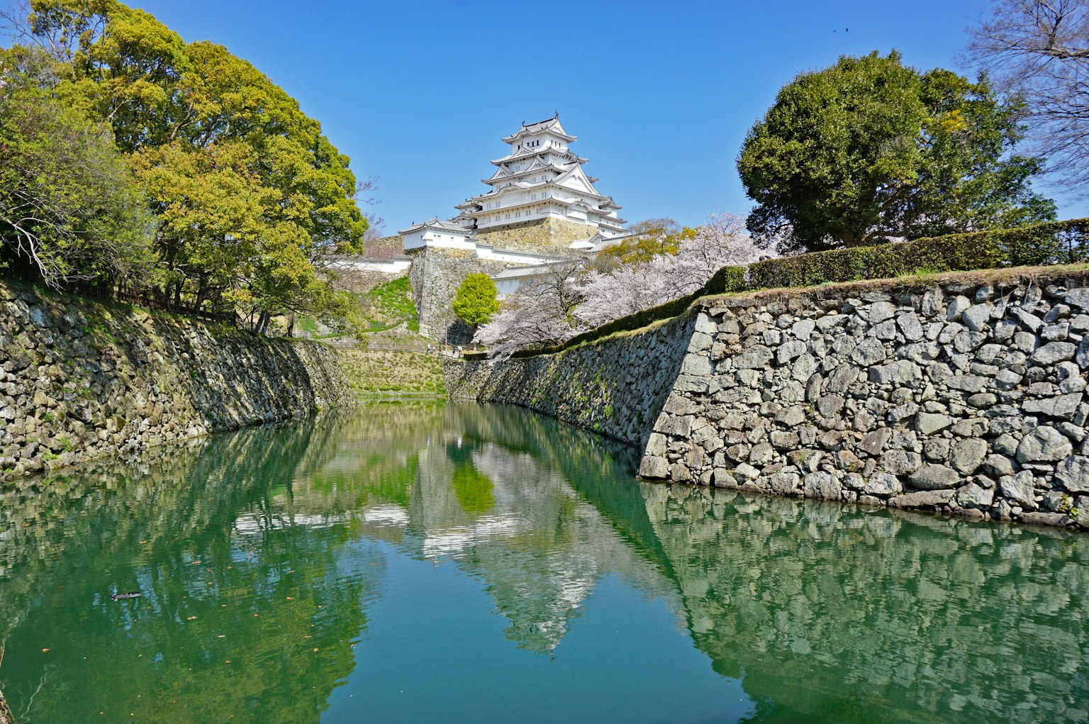Belle vue du château de Himeji reflété dans l'eau