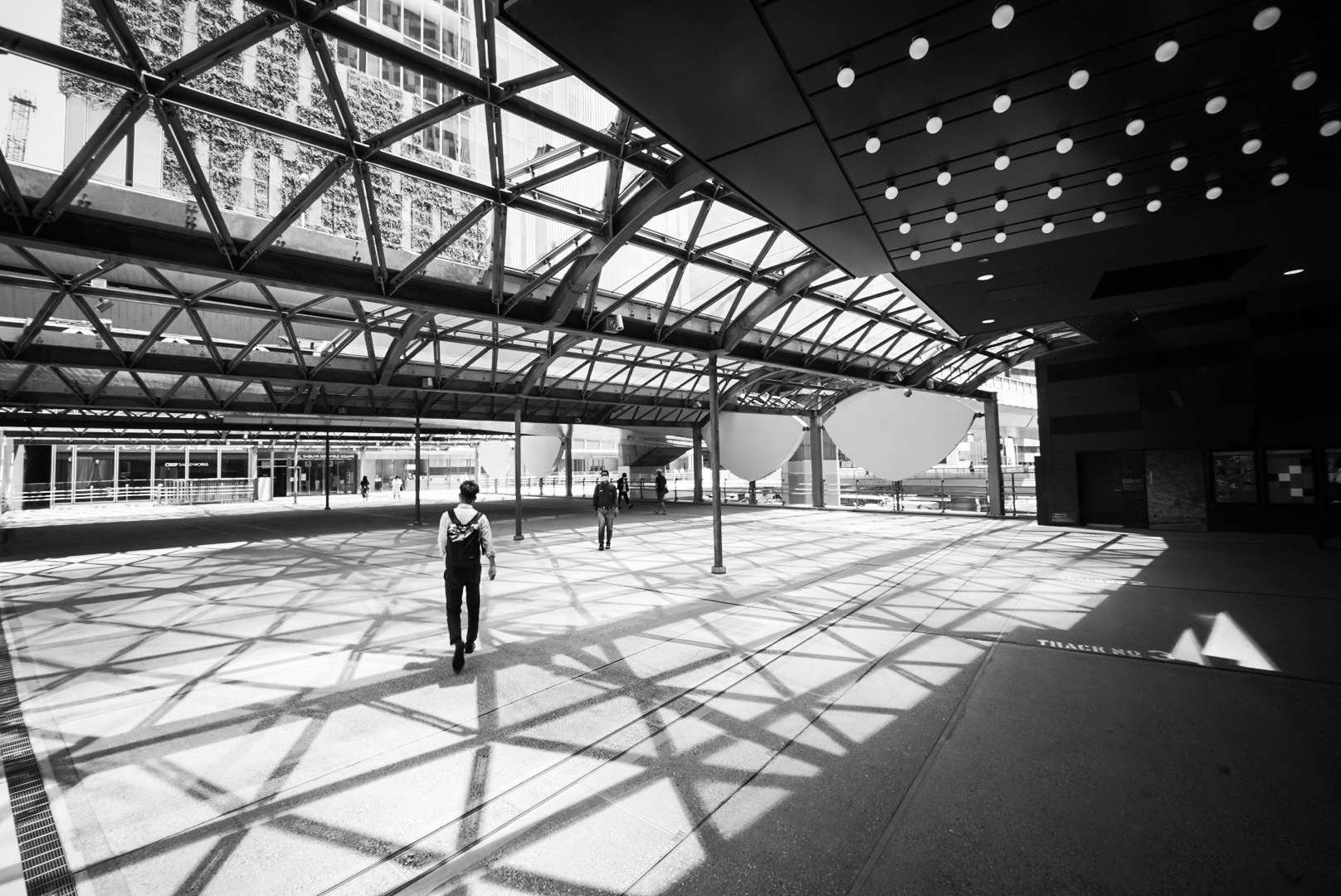 带玻璃顶的中庭与有顶走廊的室内建筑空间