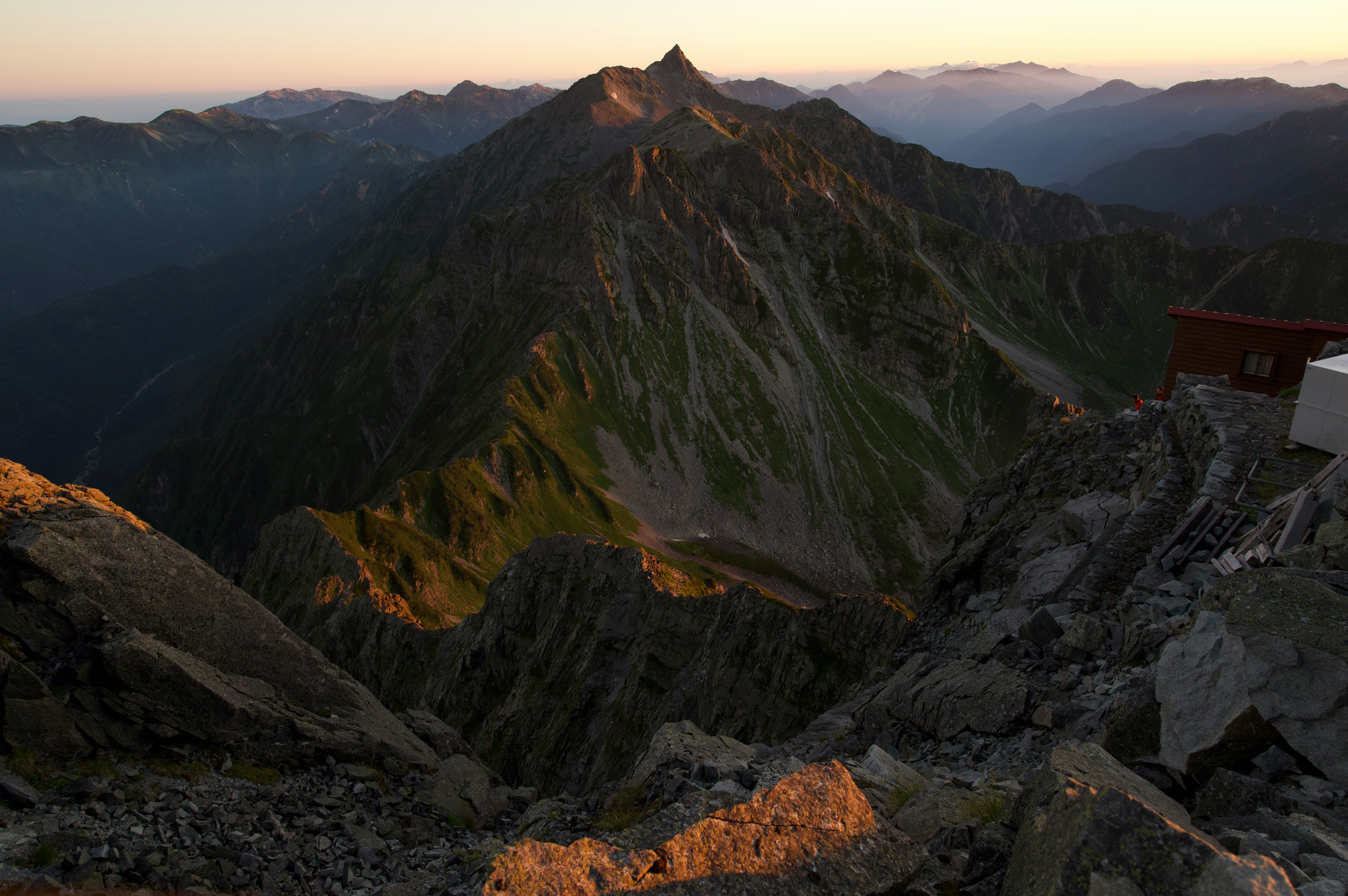 稜線と山並みが広がる夕暮れの山岳風景