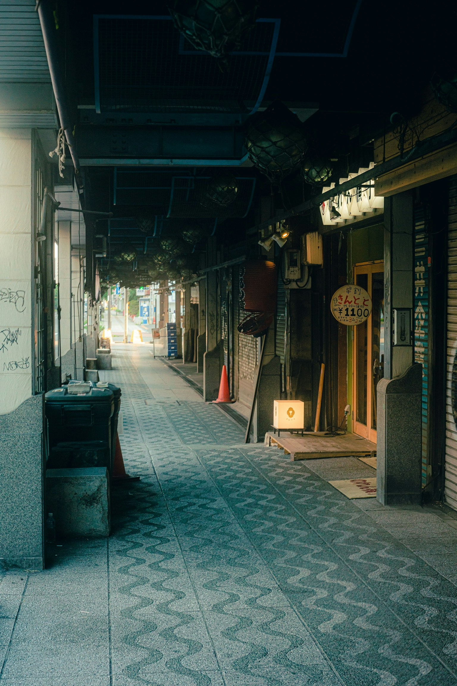 좁은 골목에 상점과 독특한 타일 패턴