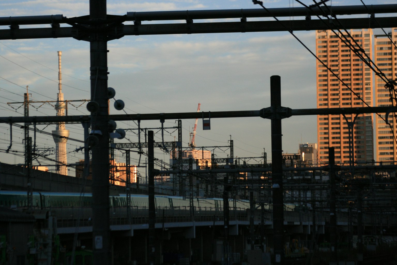 東京摩天大樓和鐵路軌道的景觀