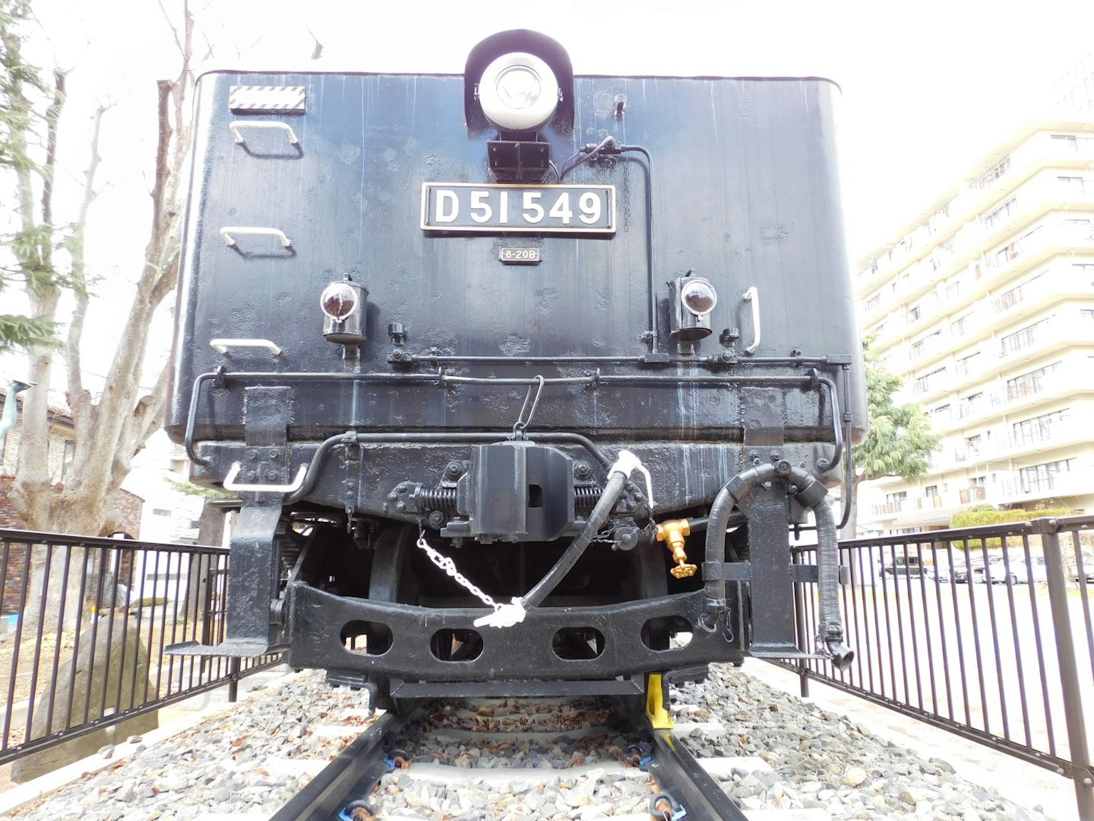 검은색 증기 기관차의 정면 번호 D51549