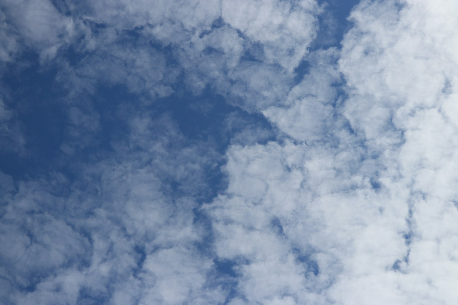Pola awan putih di langit biru